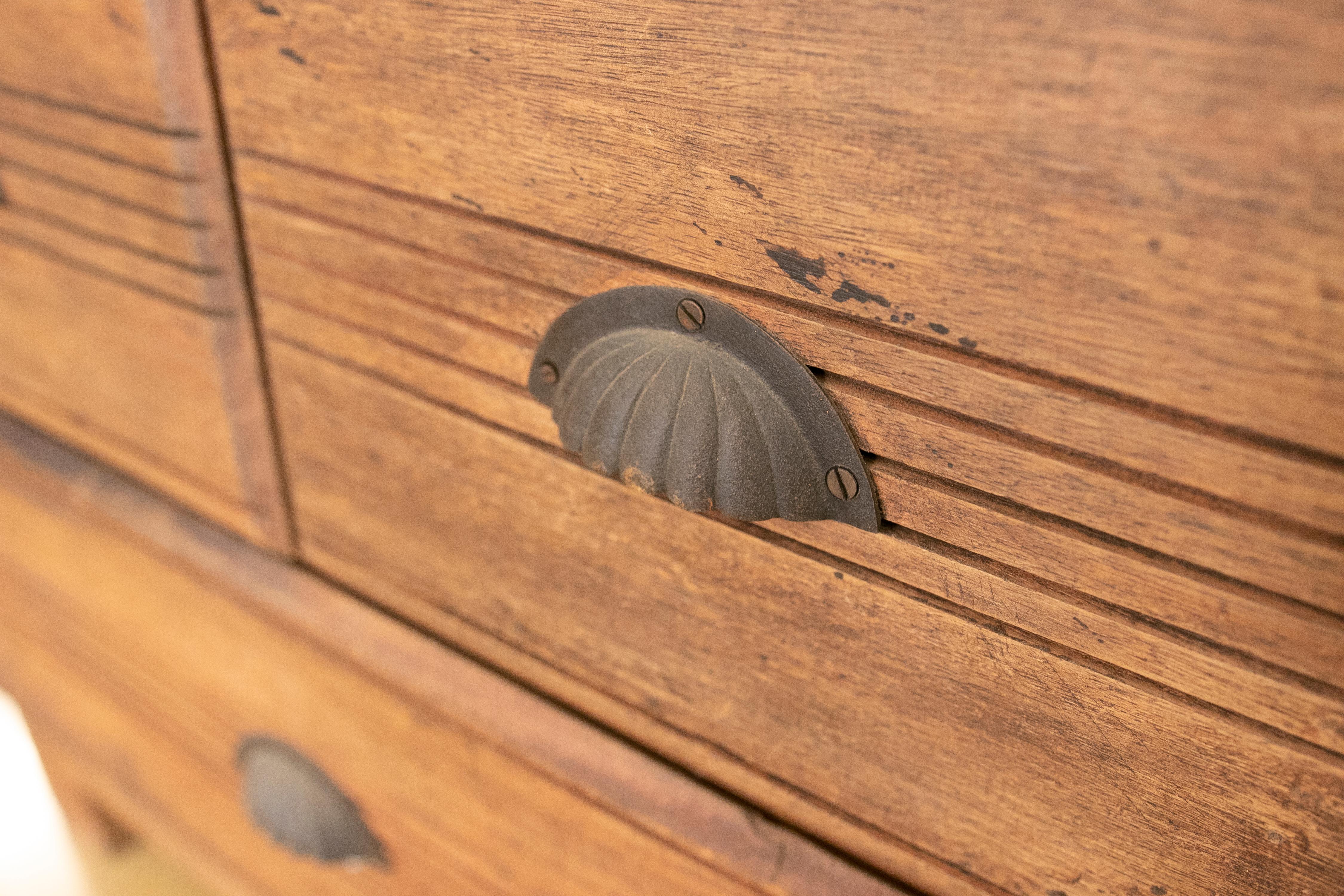 Armoire en bois avec portes et trois tiroirs décorés de fer en vente 13