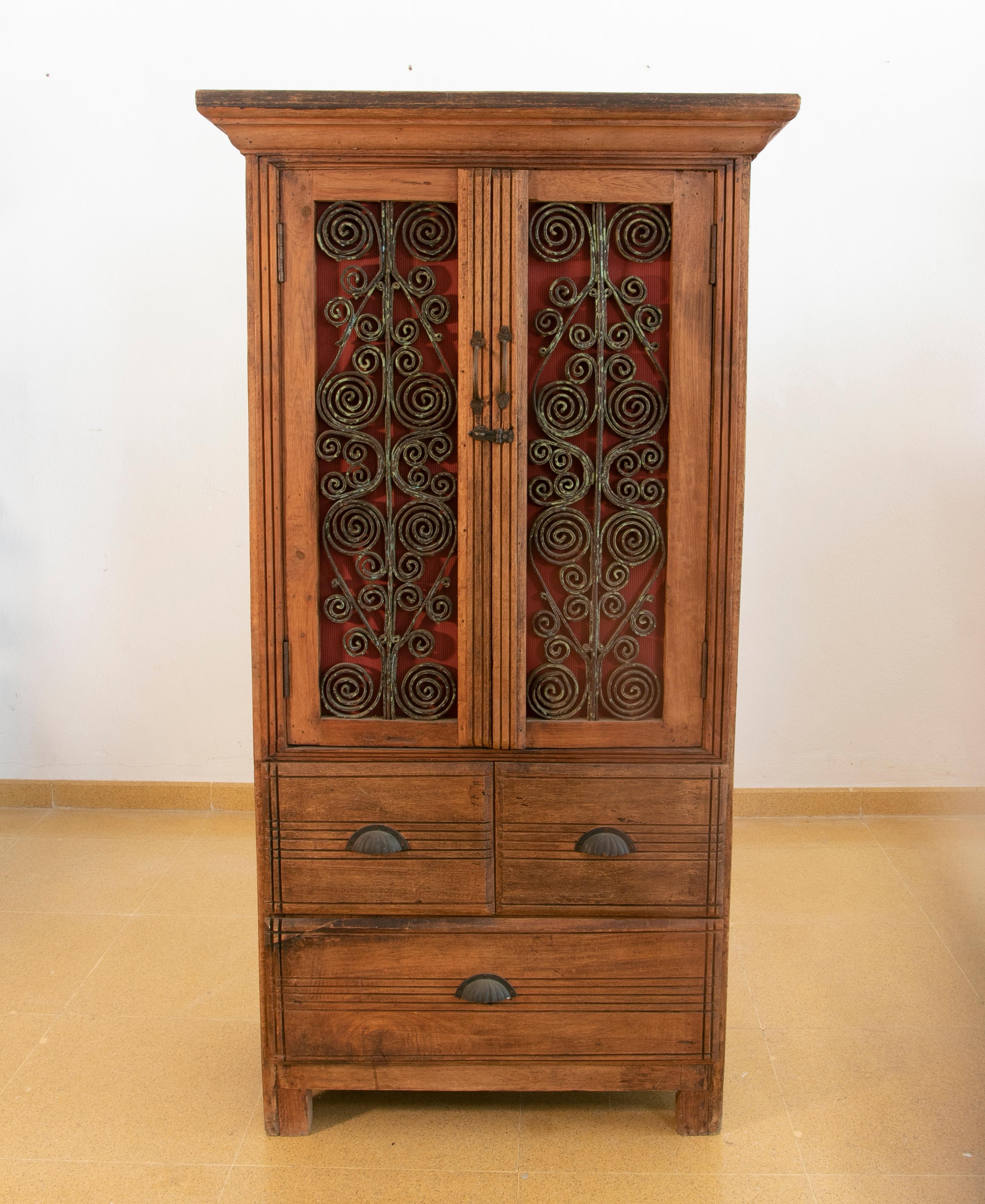 Armoire en bois avec portes et trois tiroirs décorés de fer Bon état - En vente à Marbella, ES