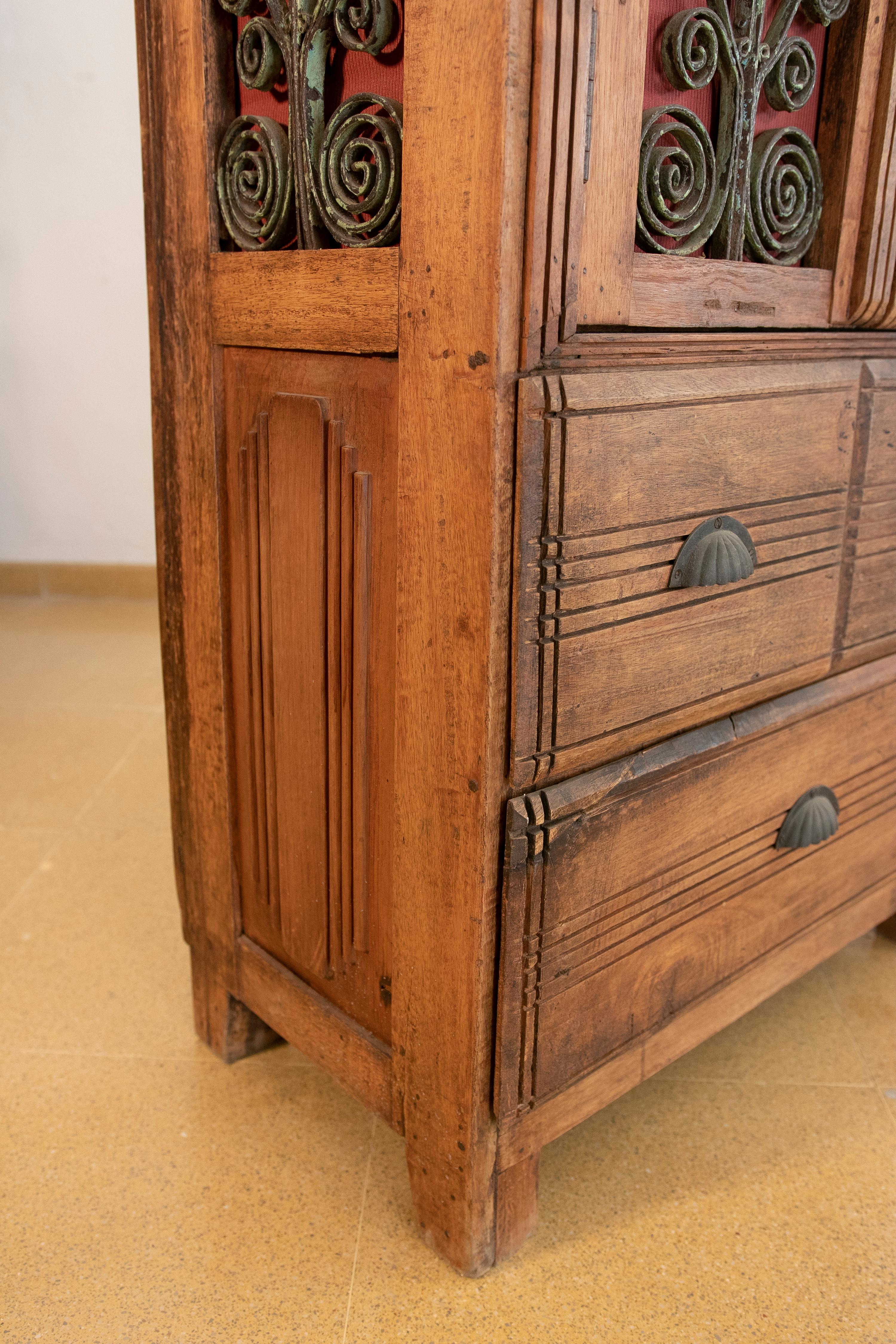 Armoire en bois avec portes et trois tiroirs décorés de fer en vente 2