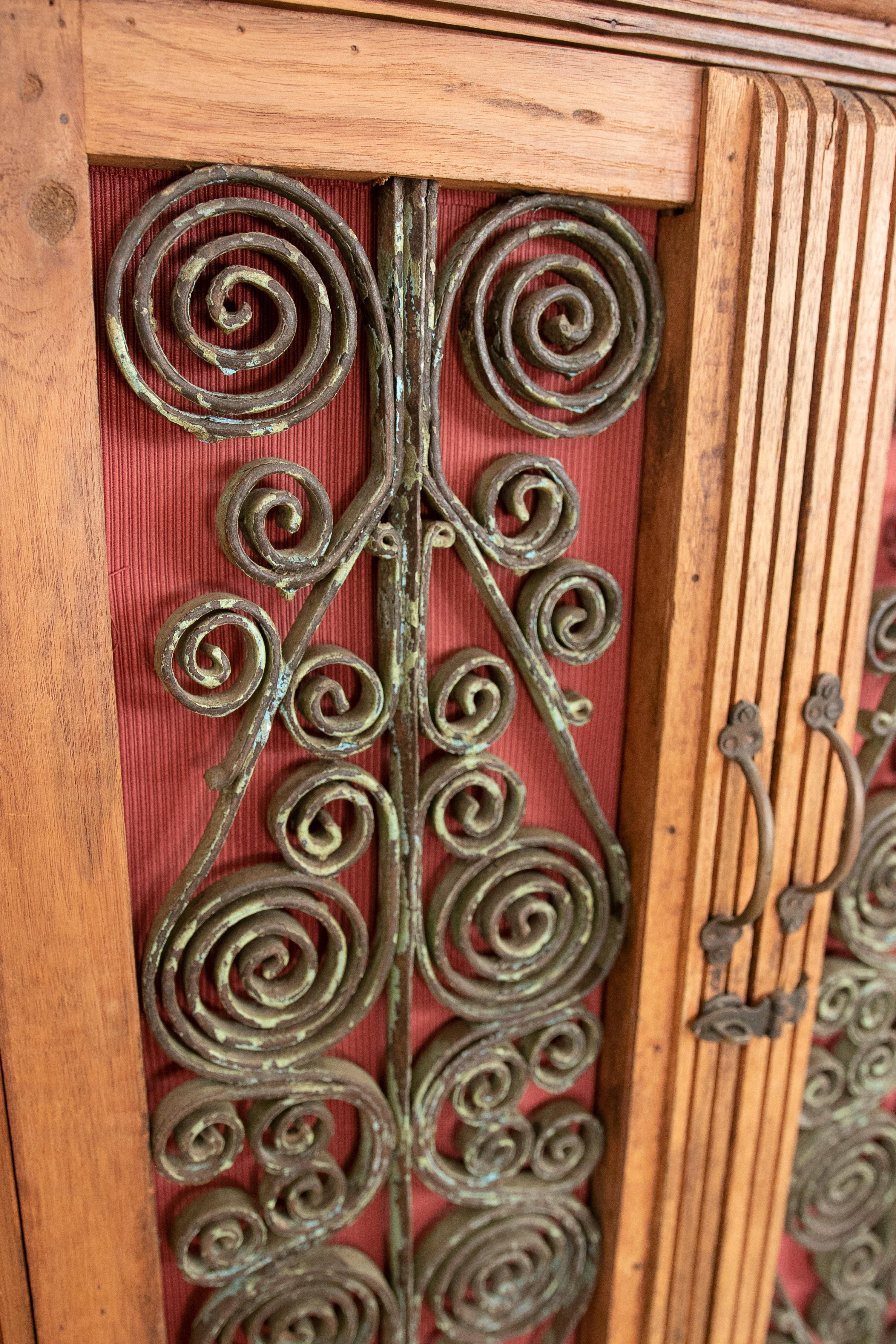Armoire en bois avec portes et trois tiroirs décorés de fer en vente 3