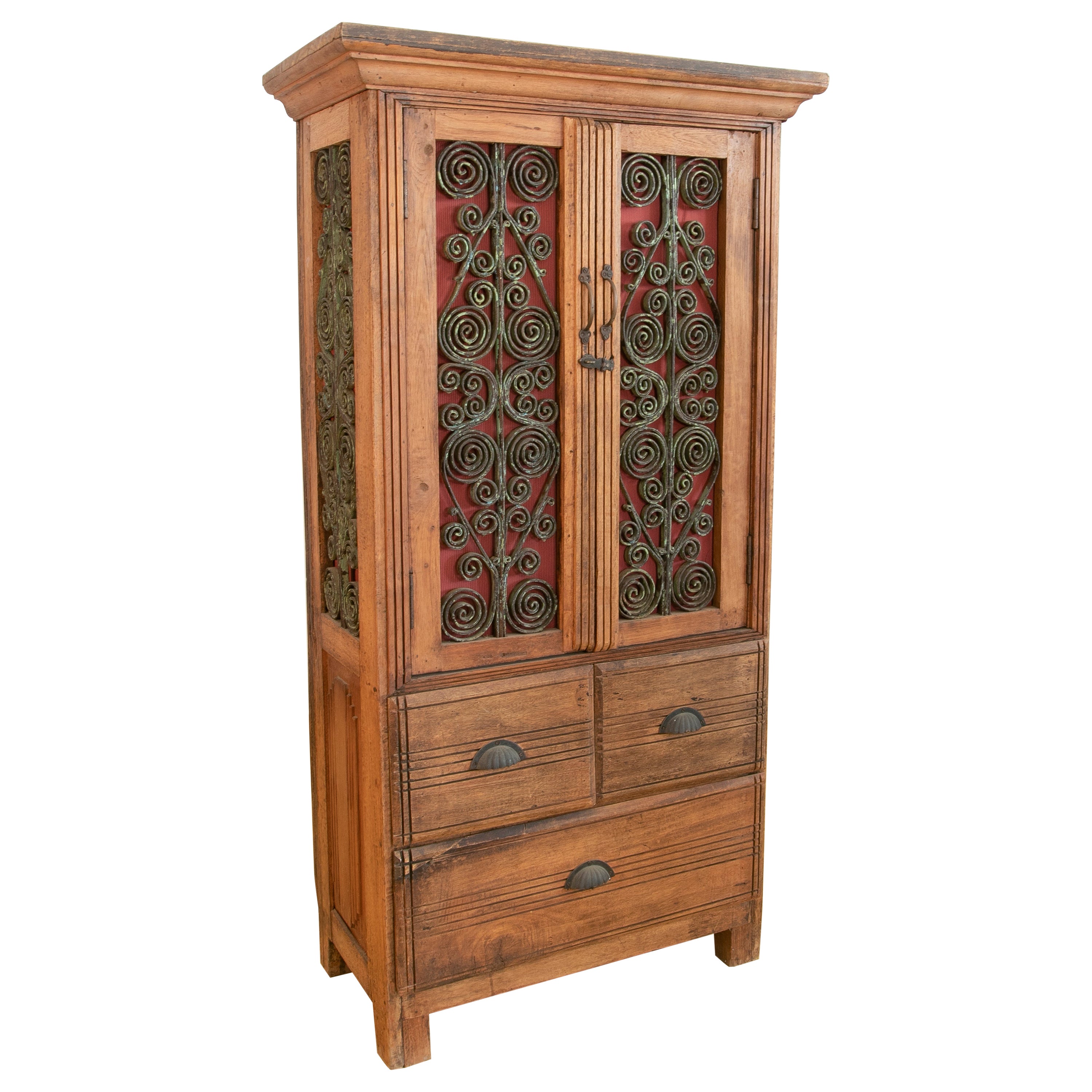 Armoire en bois avec portes et trois tiroirs décorés de fer