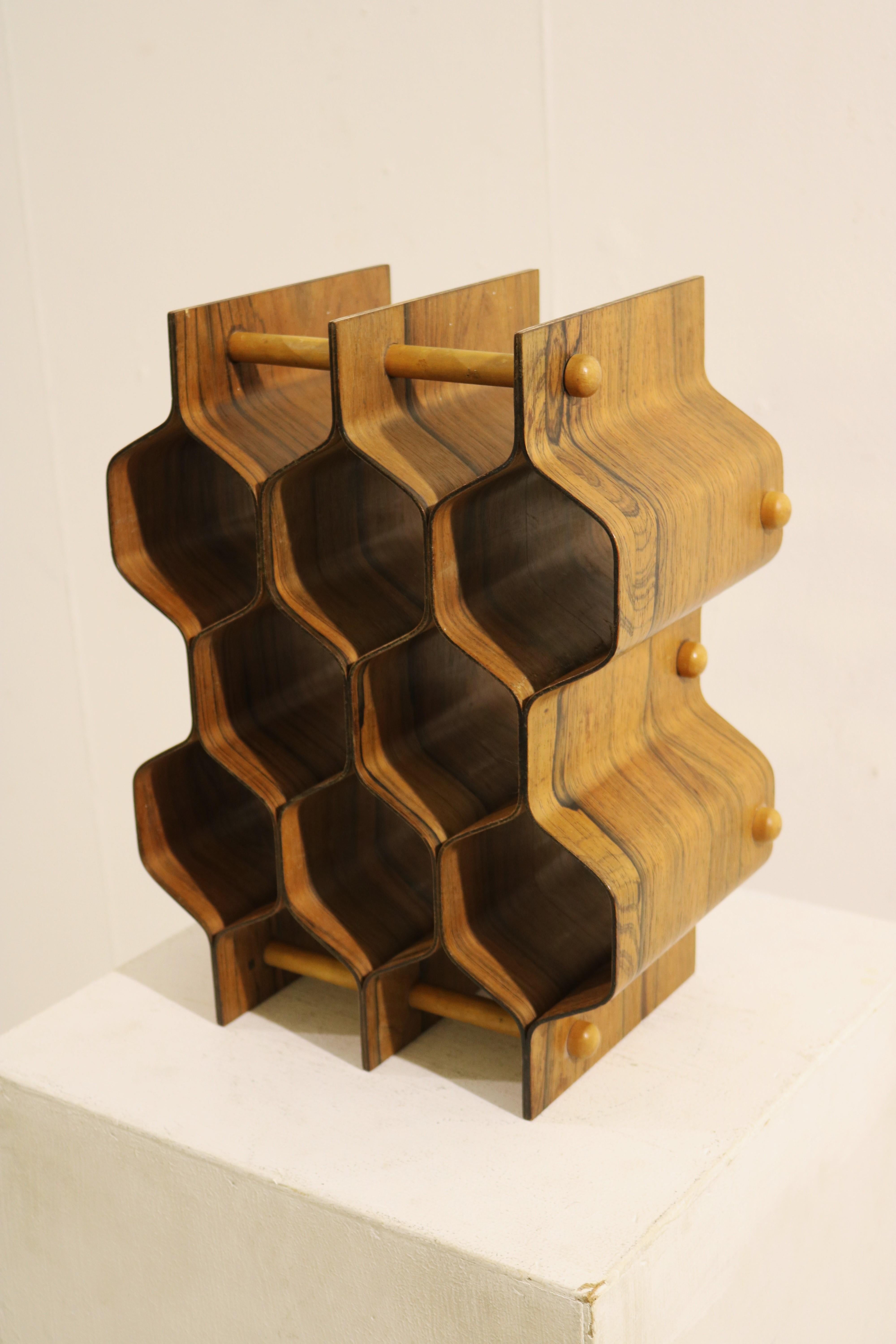 Wabenförmiges Weinregal, entworfen von Torsten Johansson für Ab Formtra in den 1960er Jahren. Dieses seltene Stück ist aus massivem Holz mit wunderschönen Mustern und einer warmen Farbe gefertigt. Er bietet Platz für acht Flaschen.