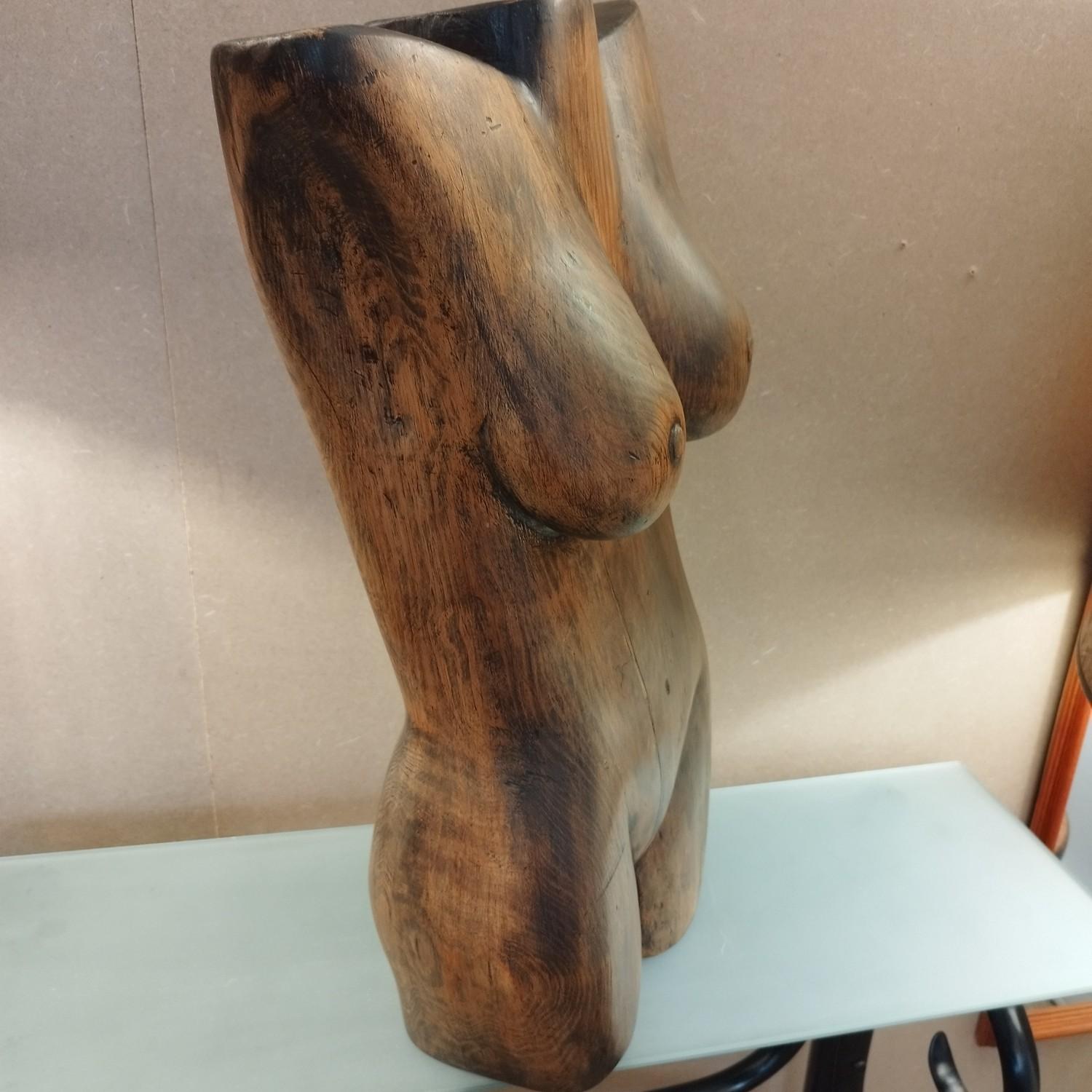 Grand buste de femme, sculpté dans un seul morceau de pin, signé Morino.

N'hésitez pas à me demander un devis d'expédition pour une destination européenne.
