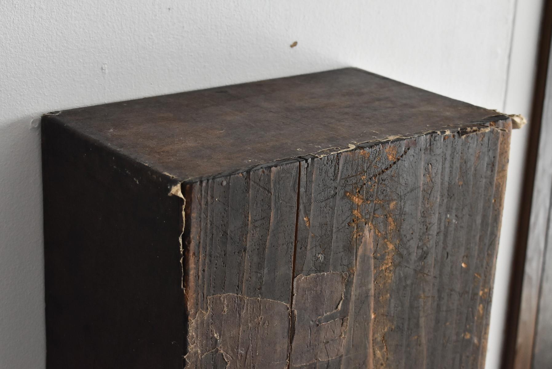 Wooden Box with Old Japanese Paper / 18th-19th / Antique Decoration Stand In Good Condition In Sammu-shi, Chiba