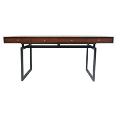 Scrittoio in legno con cassetti e gambe laccate nere