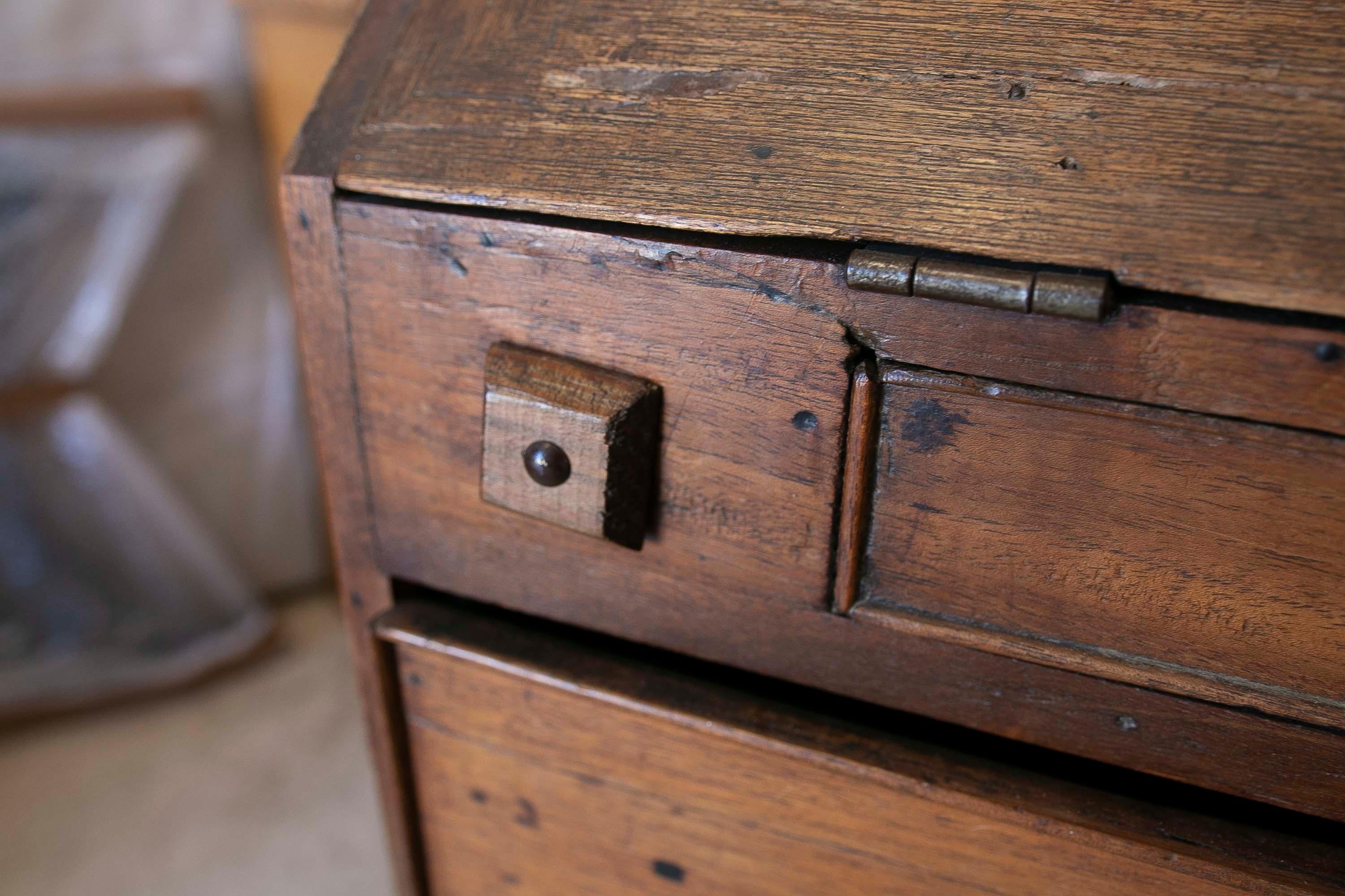 Bureau en bois avec tiroirs et porte pliante  en vente 12