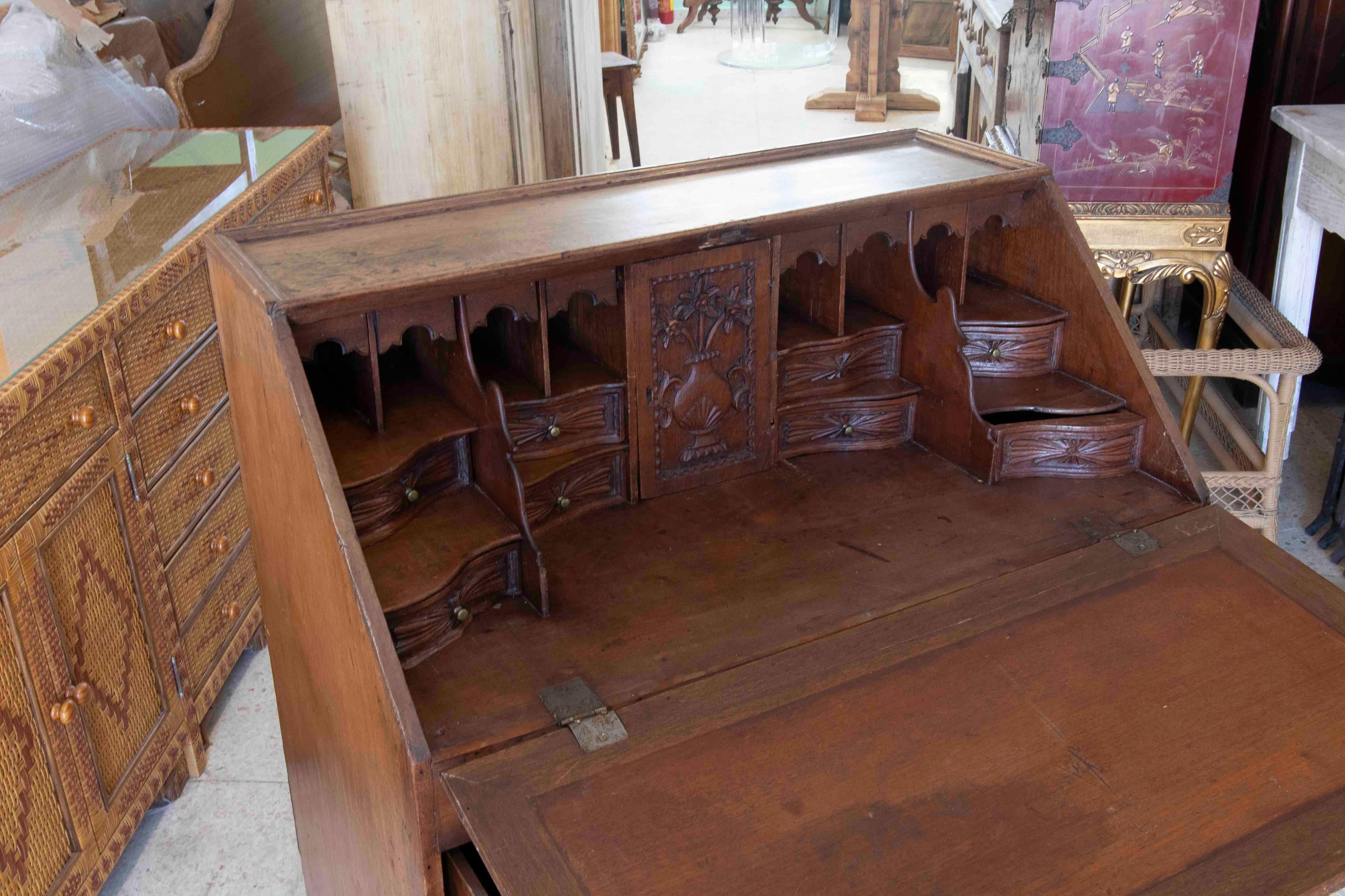 Escritorio de madera con cajones y puerta plegable siglo XIX en venta