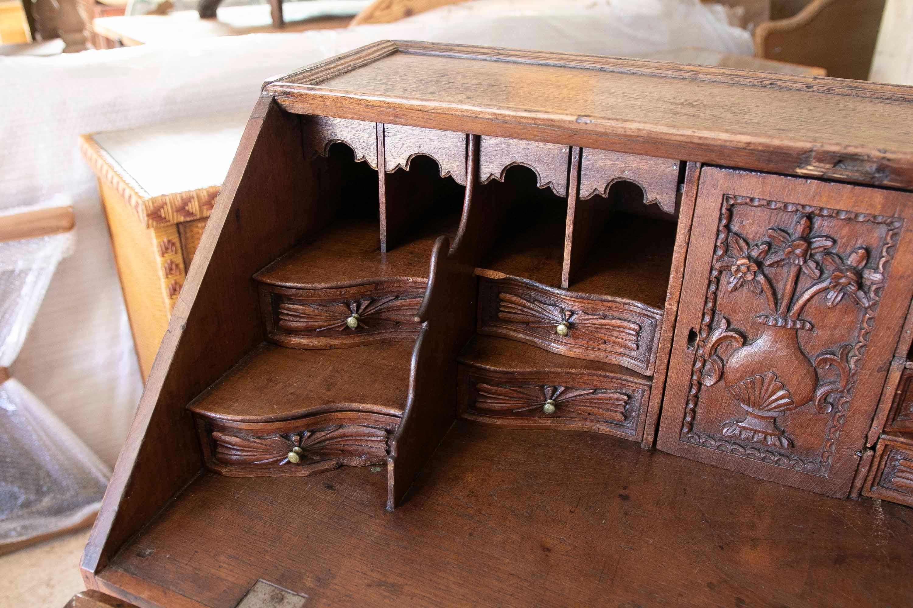 Bureau en bois avec tiroirs et porte pliante  en vente 1