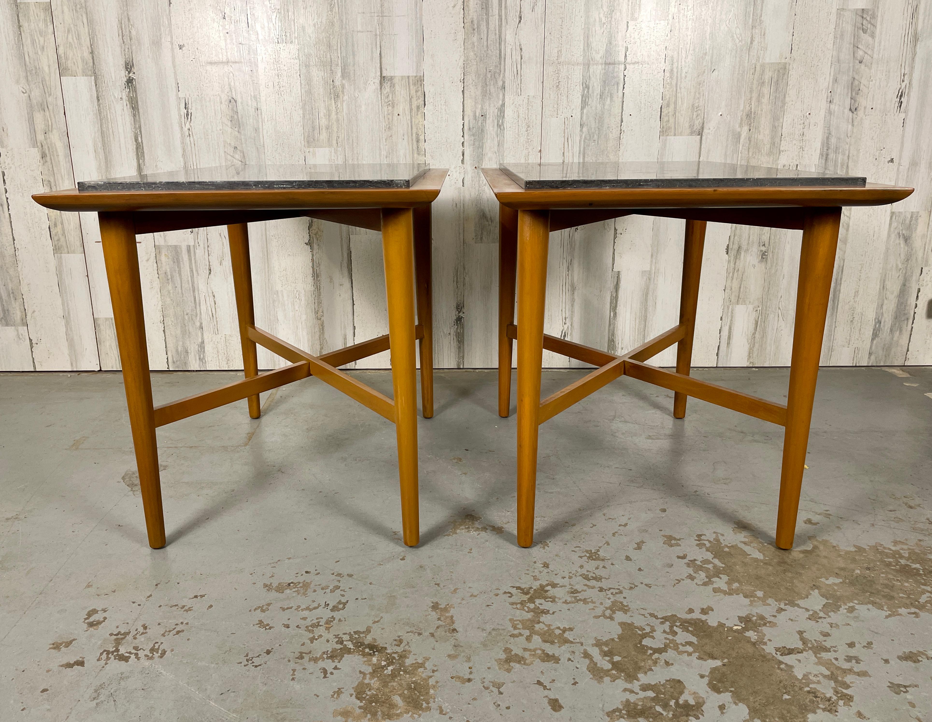 Tables d'appoint en bois avec base en X, finition couleur teck et dessus en granit noir 