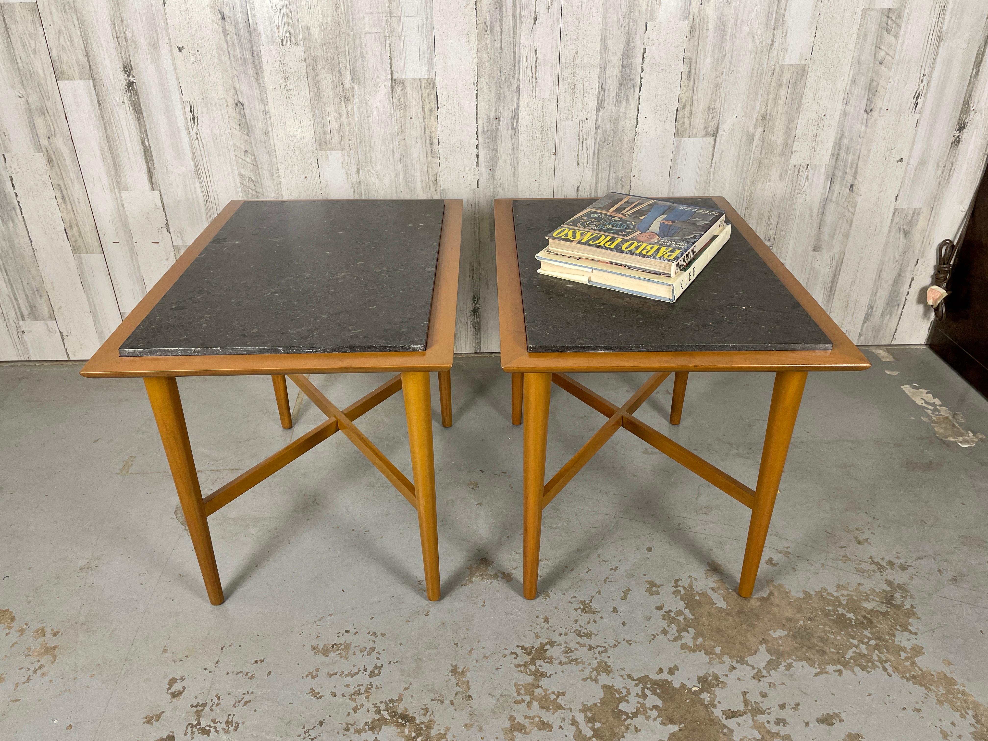 Mid-Century Modern Tables d'appoint en bois avec base en X et dessus en granit en vente