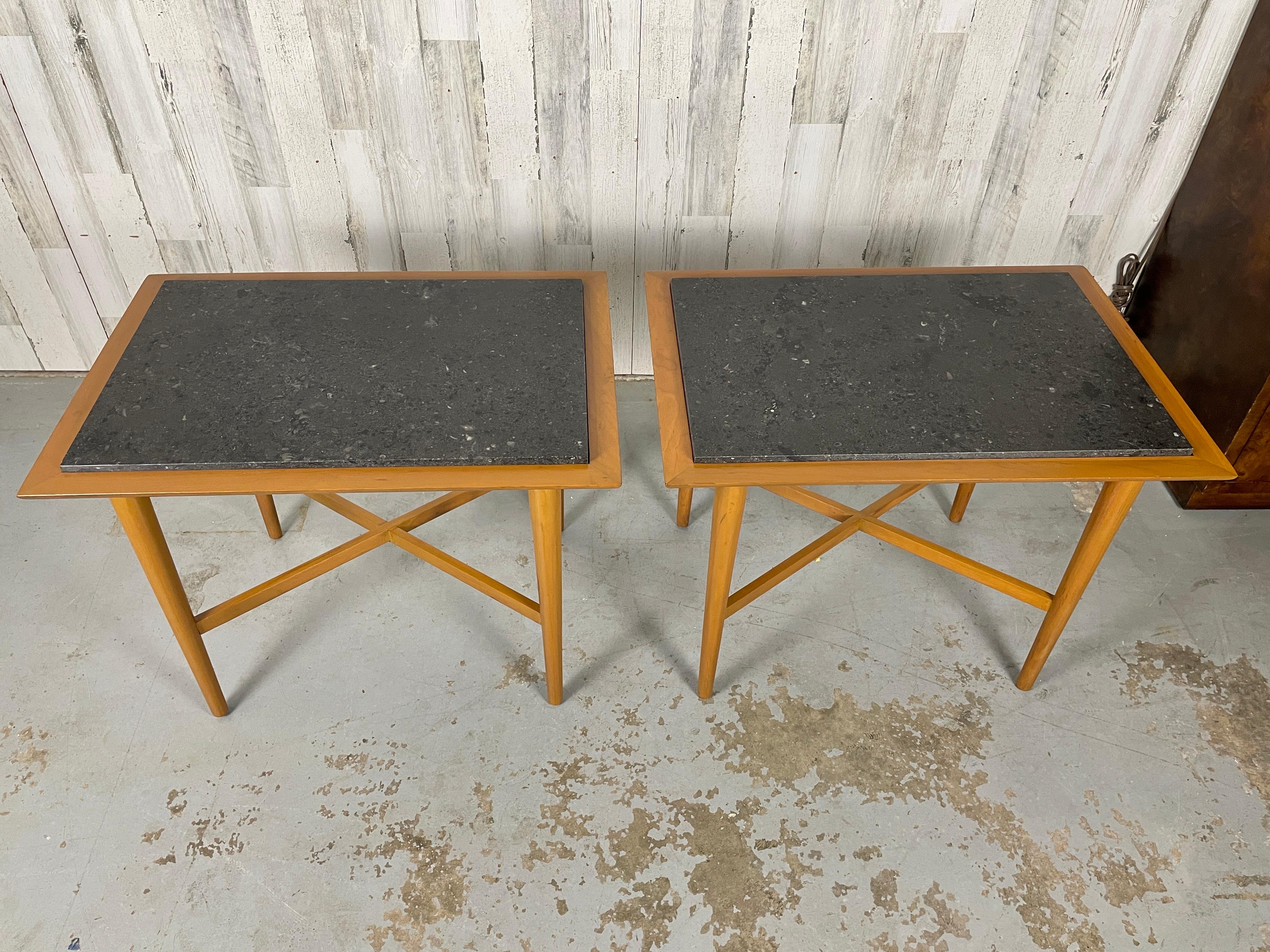 Tables d'appoint en bois avec base en X et dessus en granit Bon état - En vente à Denton, TX