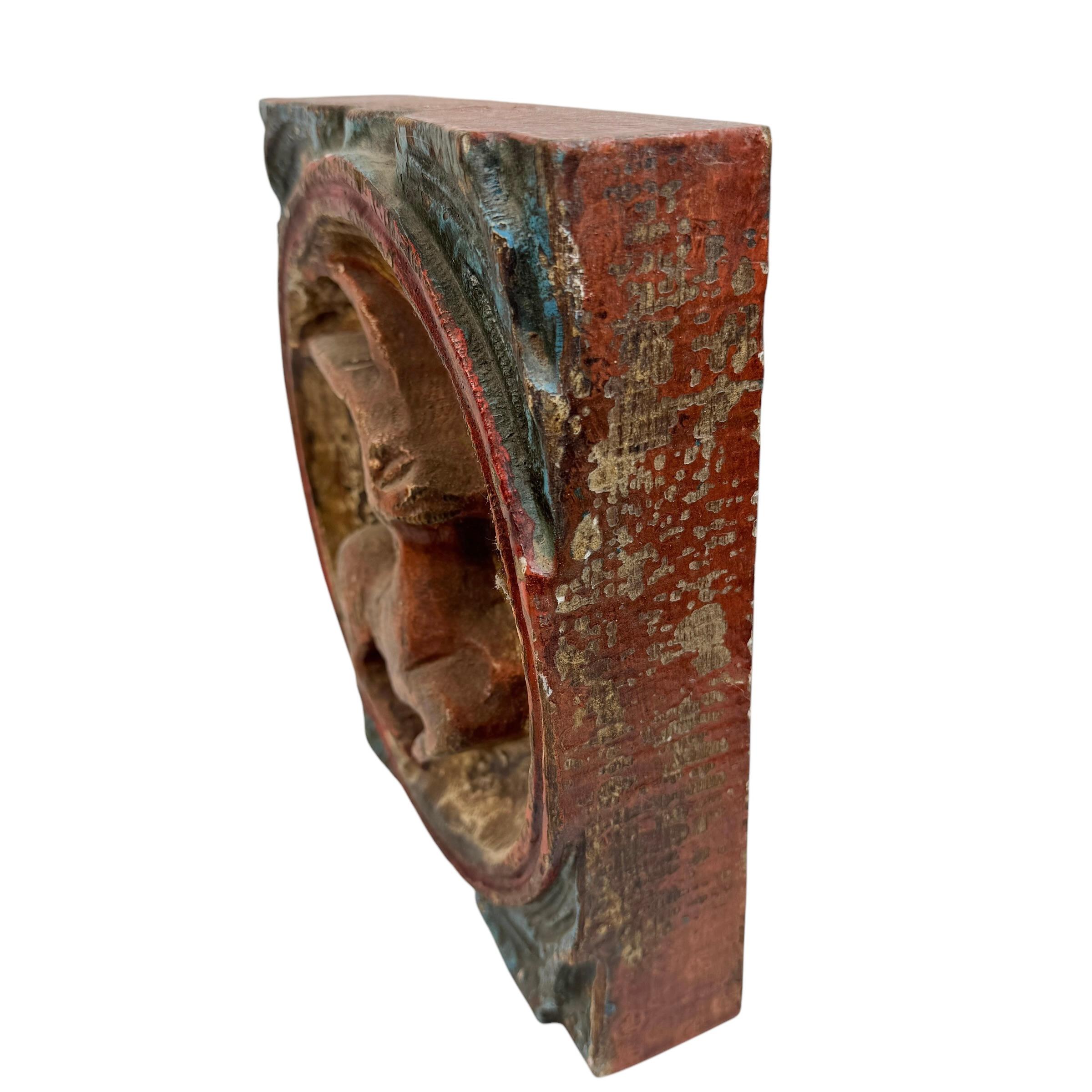 Precioso letrero en relieve de placa de pared de madera, fabricado en estilo Brutalista en Alemania en la década de 1970. Es un signo del Zodíaco maravilloso. Se puede utilizar como decoración de pared o como elemento decorativo en una mesa, consola