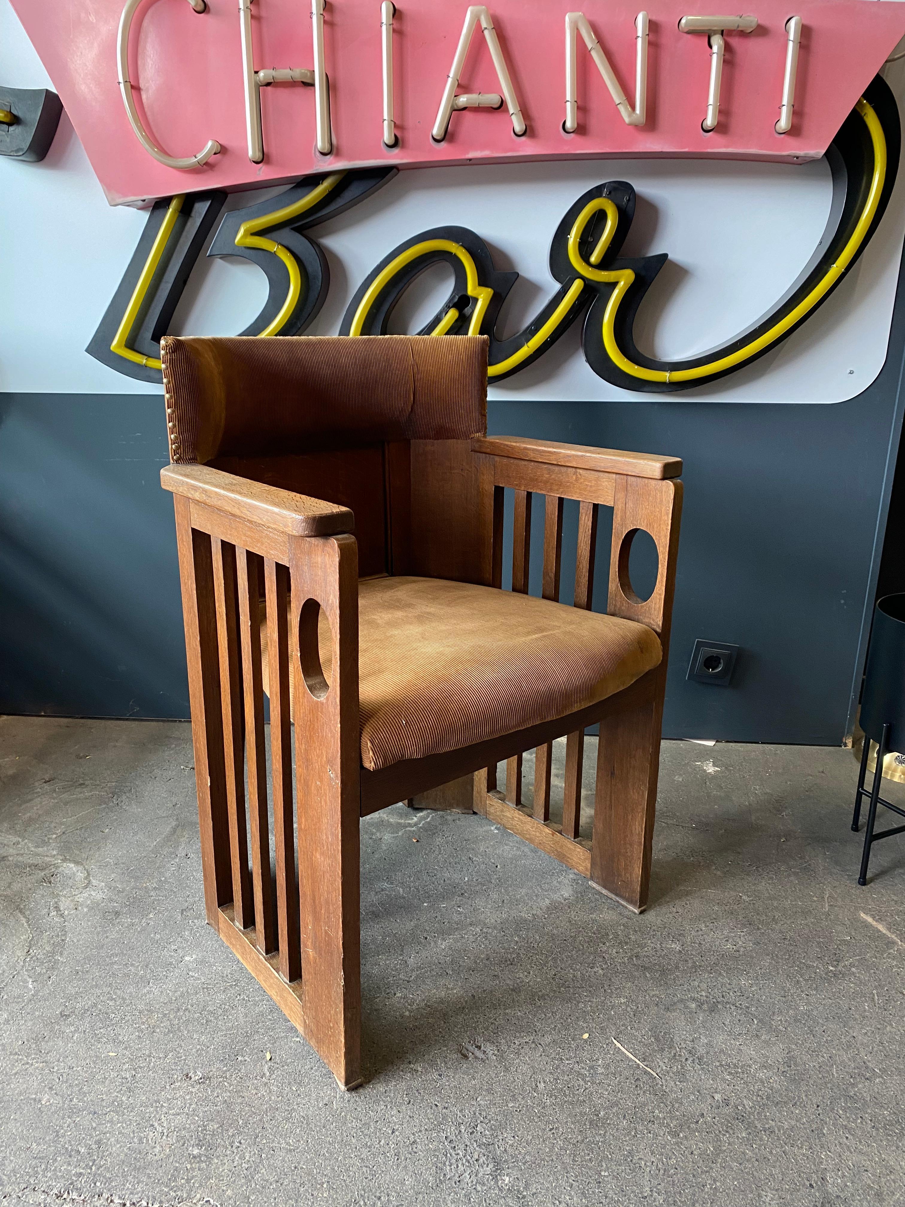 Wooden armchair from the Vienna Secession and Art Nouveau era. Unfortunately we could not assign the armchair to a designer. The design is strongly reminiscent of Rene Macintosh or Joseph Hoffmann. The interplay of vertical struts with oval and