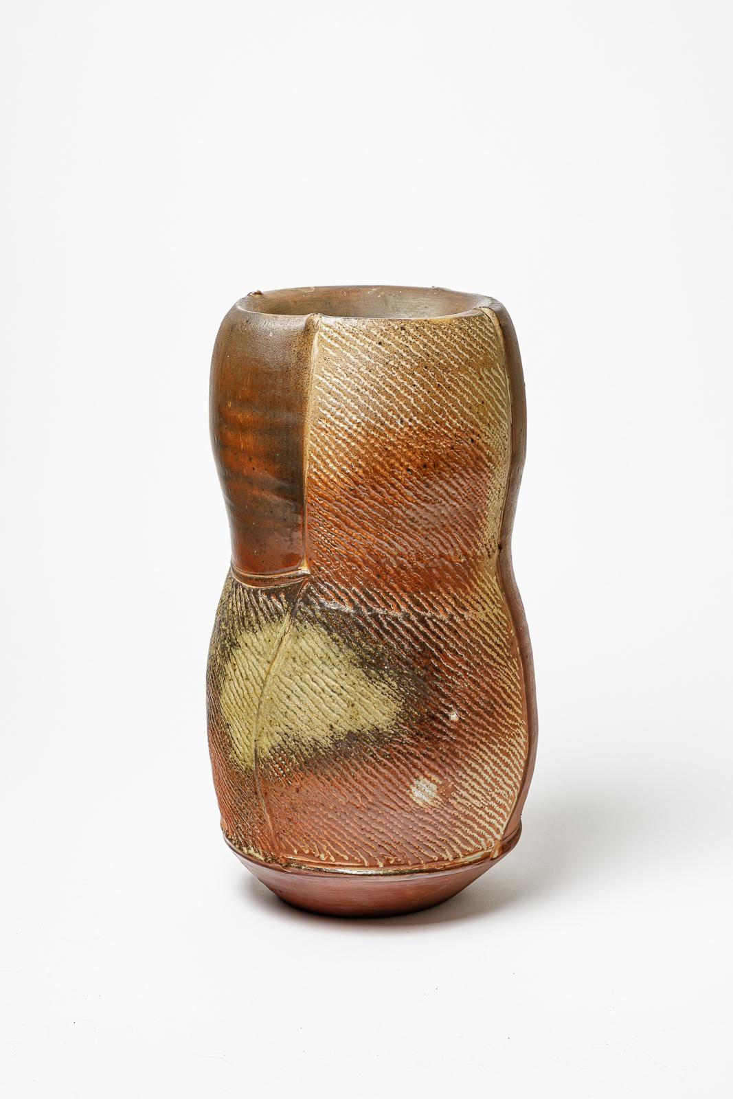 Vase en céramique cuite au feu de bois d'Eric Astoul.
Monogramme de l'artiste sous la base. Circa 1990.
H : 15.7' x 7.5' x 6.7' pouces.