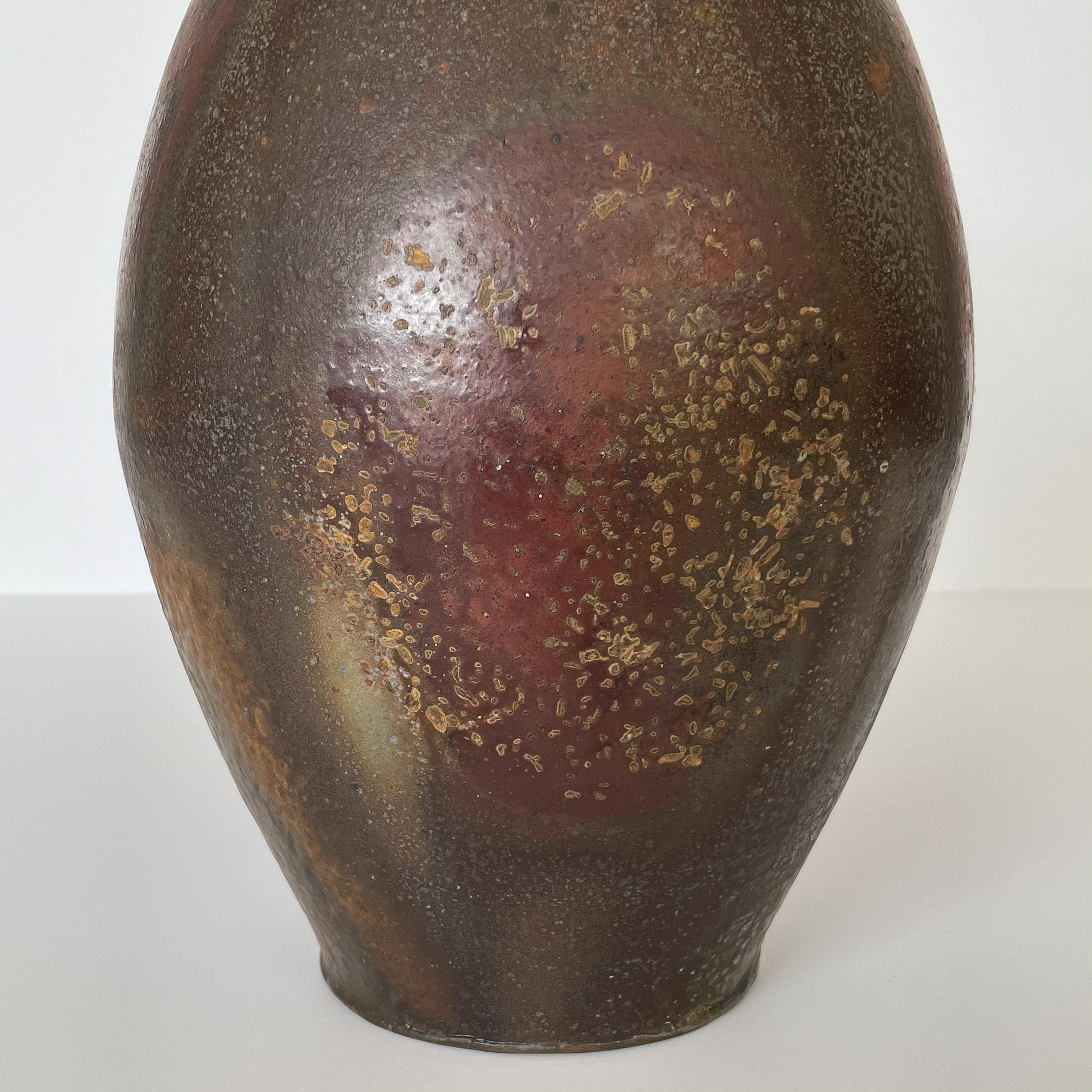 Holzgebranntes Gefäß mit drei Griffen von Gillan Doty (Studio Pottery) 2