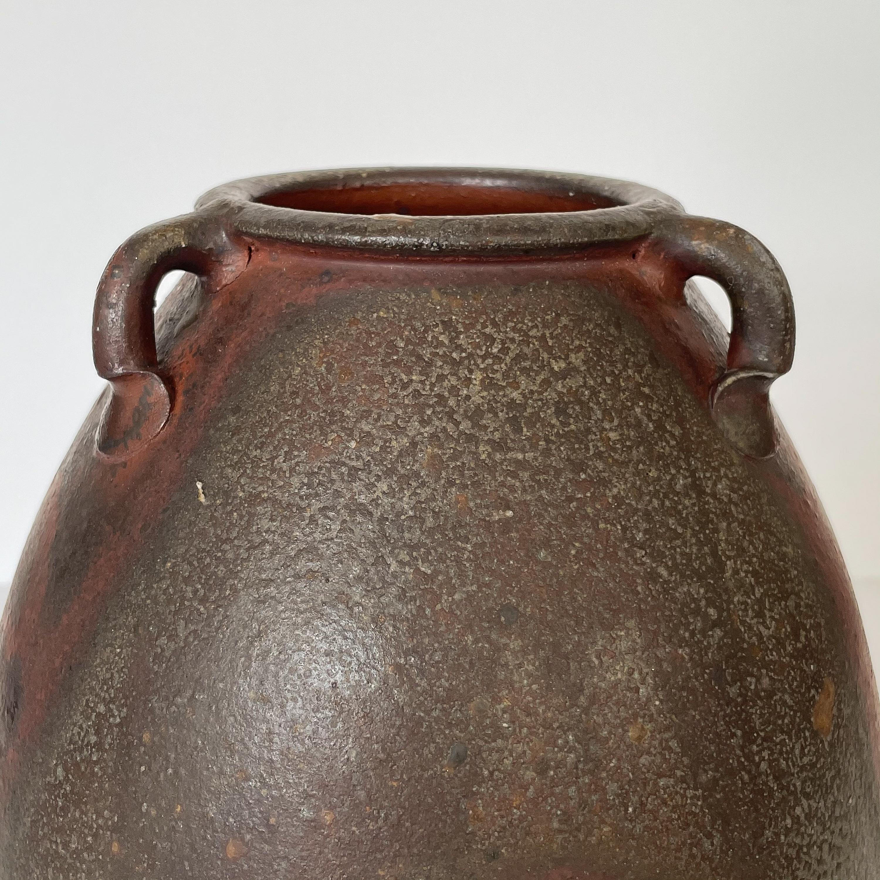 Holzgebranntes Gefäß mit drei Griffen von Gillan Doty (Studio Pottery) 1