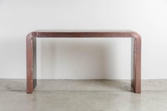 Console in rame con design a venature di legno e laccatura nera di Robert Kuo, con ripasso a mano