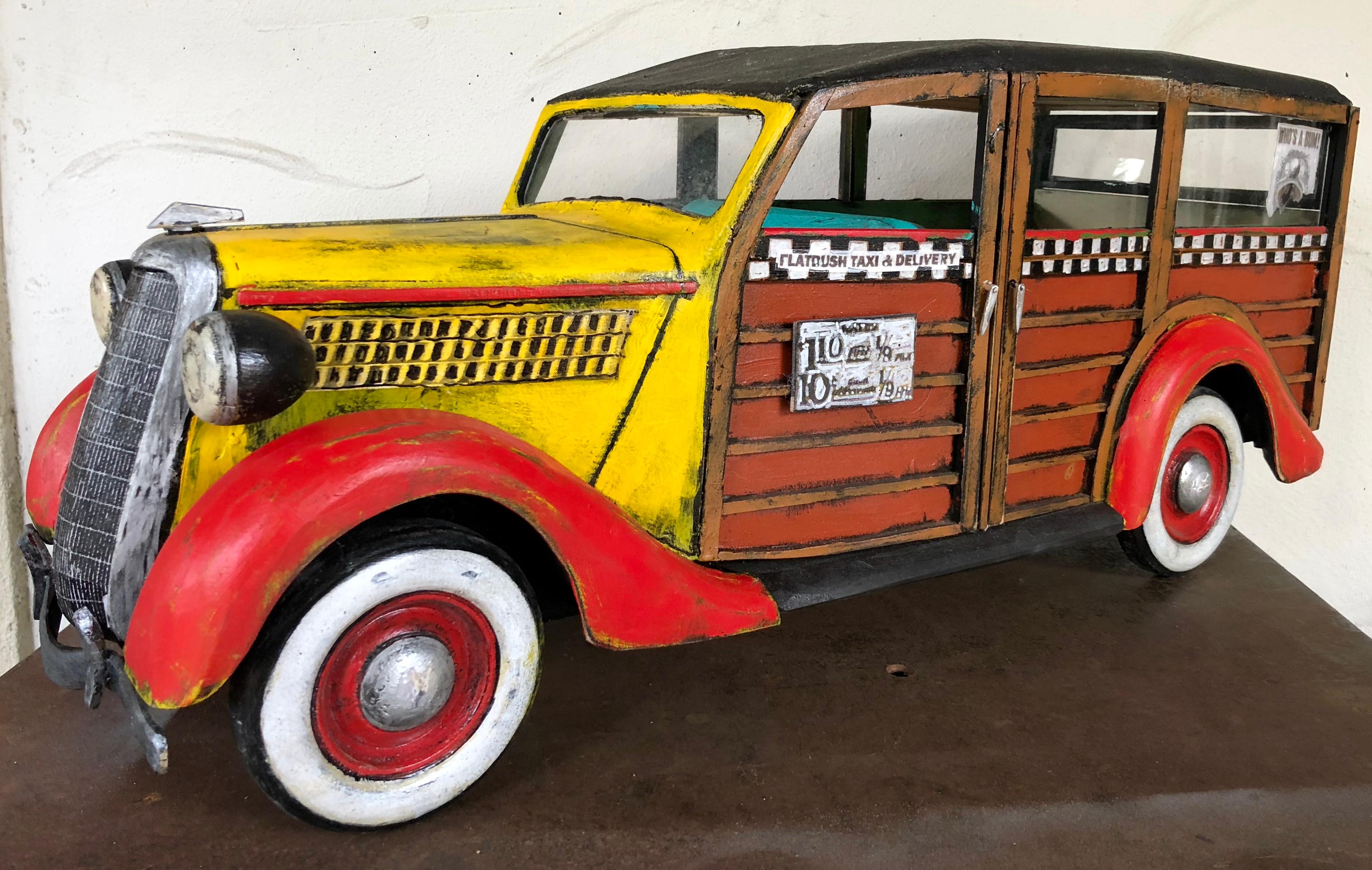 Individuelle Skulptur aus bemaltem Holz.
Paul Jacobsen verwendete Alltagsgegenstände wie Stühle, Autos, Flugzeuge, Züge, Motorräder und Puzzles, die er alle von Grund auf neu konstruierte, und verwandelte sie in eindringliche und sehr