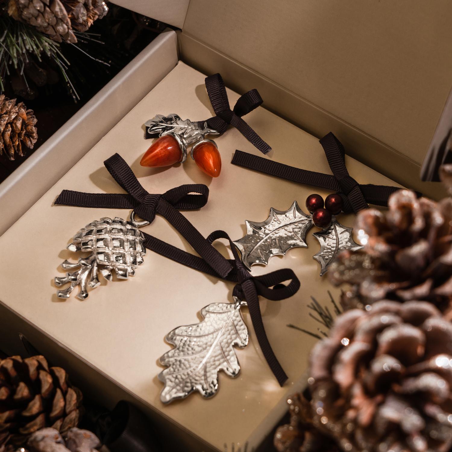 Holzland Weihnachtsschmuck-Set in Silber (Zeitgenössisch) im Angebot
