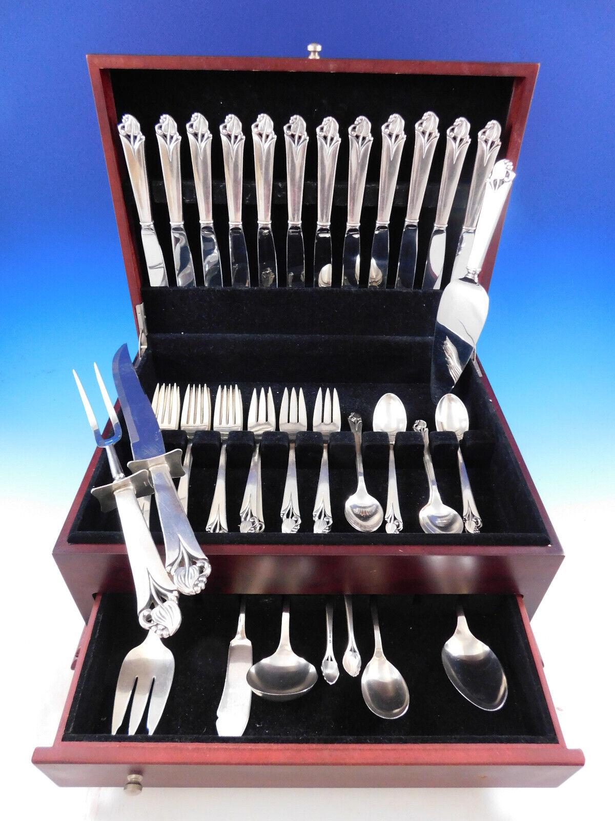 Set di posate in argento sterling Woodlily (finitura lucida) di Frank Smith, 57 pezzi. Questo grazioso modello è caratterizzato da una moderna foglia stilizzata e da una lavorazione a giorno nella parte superiore del manico, intorno al gambo, e da