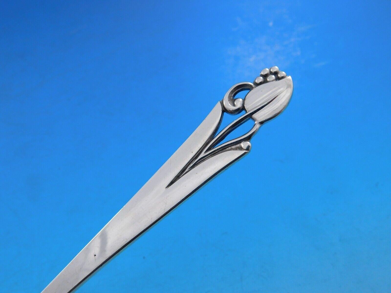 Set di posate in argento sterling Woodlily (finitura lucida) di Frank Smith, 37 pezzi. Questo grazioso modello è caratterizzato da una moderna foglia stilizzata e da una lavorazione a giorno nella parte superiore del manico, intorno al gambo, e da