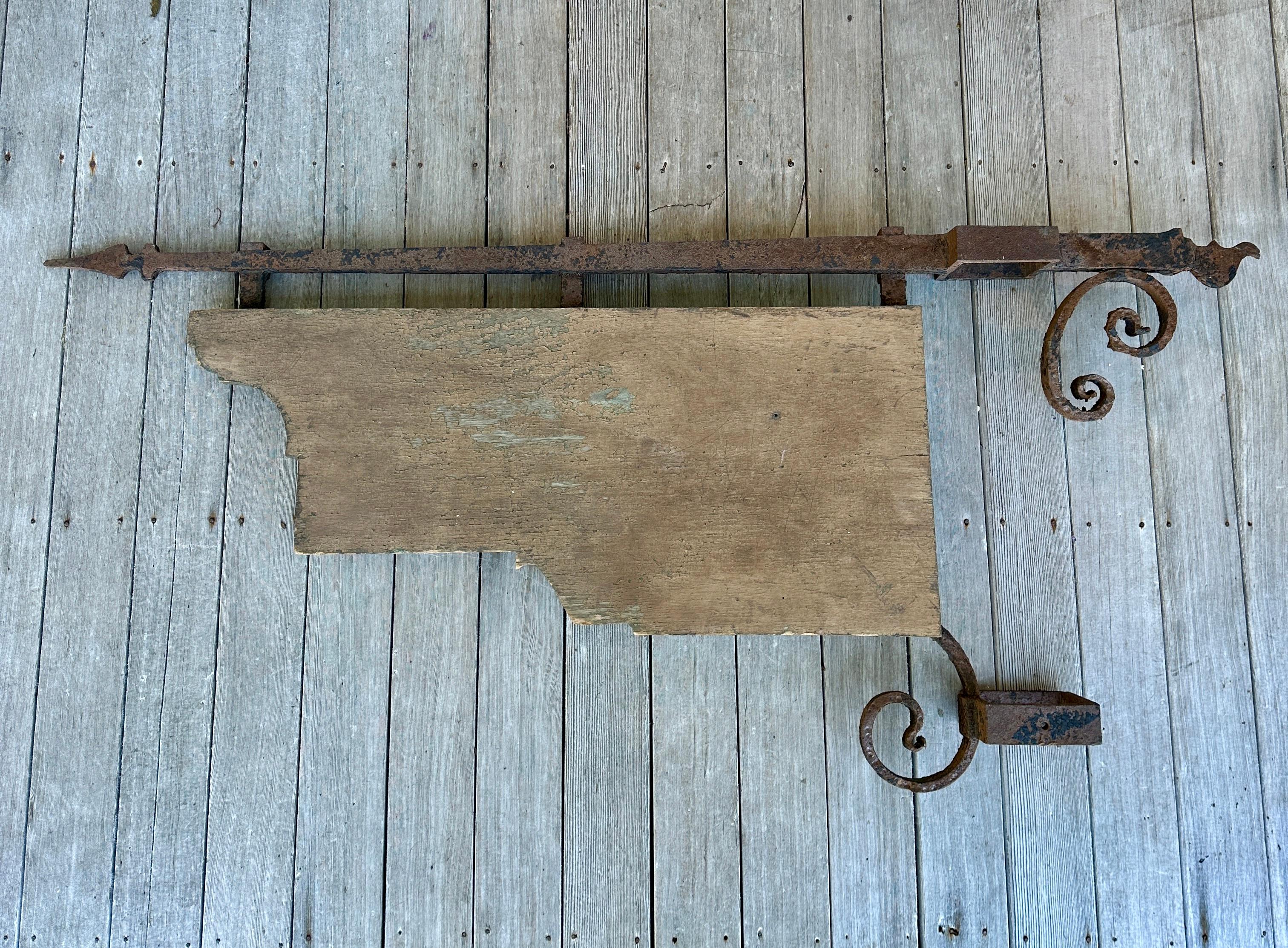 Insegna antica del Wood Hole Golf Club di Falmouth, MA, circa 1900. Include la staffa originale in ferro battuto per il montaggio su un palo quadrato. Ottima superficie originale. C'è anche la scritta 