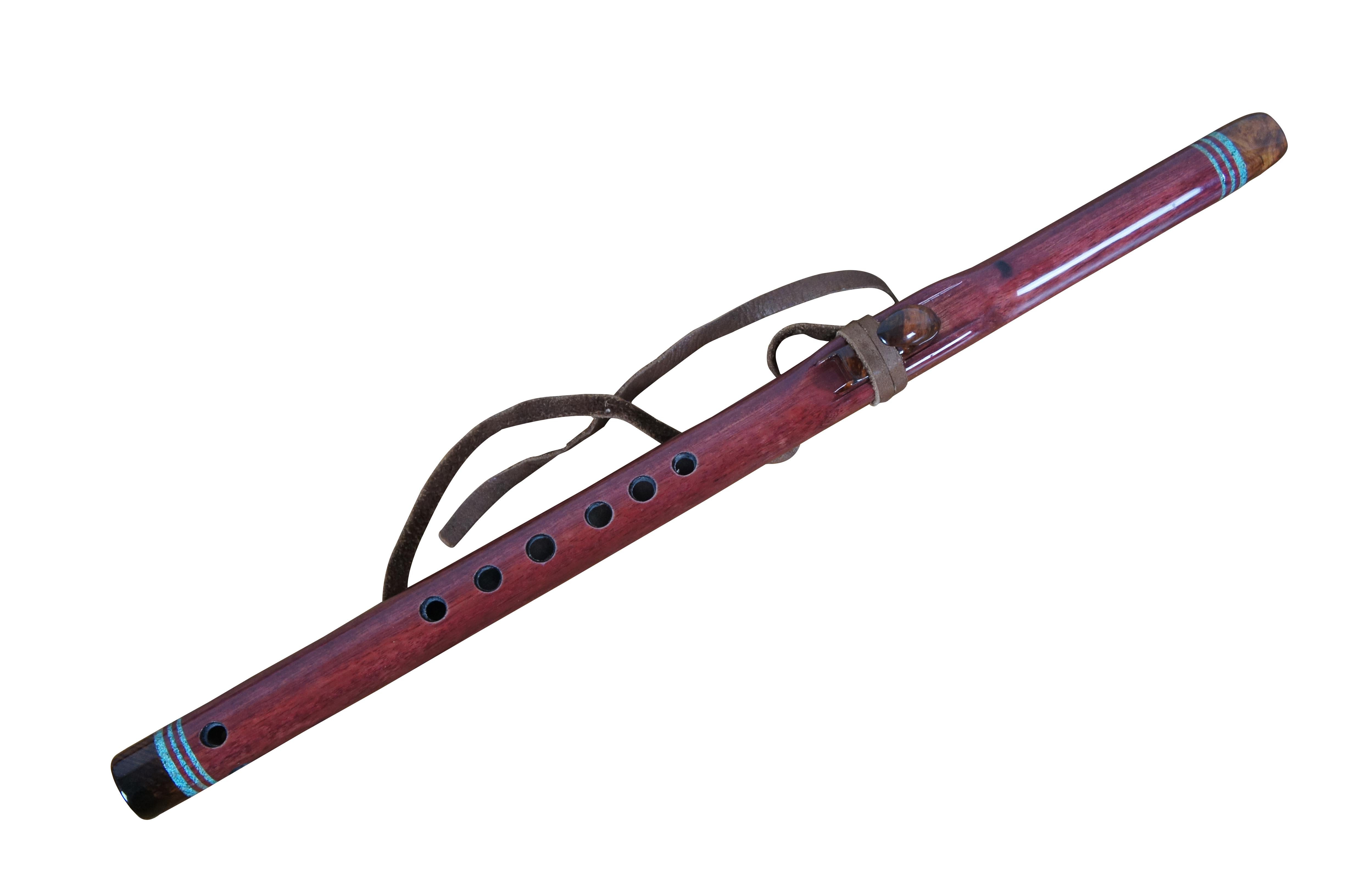 Wunderschön gearbeitete Woodsounds Native American Flute, maßgefertigt von Brent Haines aus Purple Heart mit Honduran Rosewood Burl und eingelegten Türkissplitterringen. Schlüssel: Hohes C. Inklusive handgefertigter