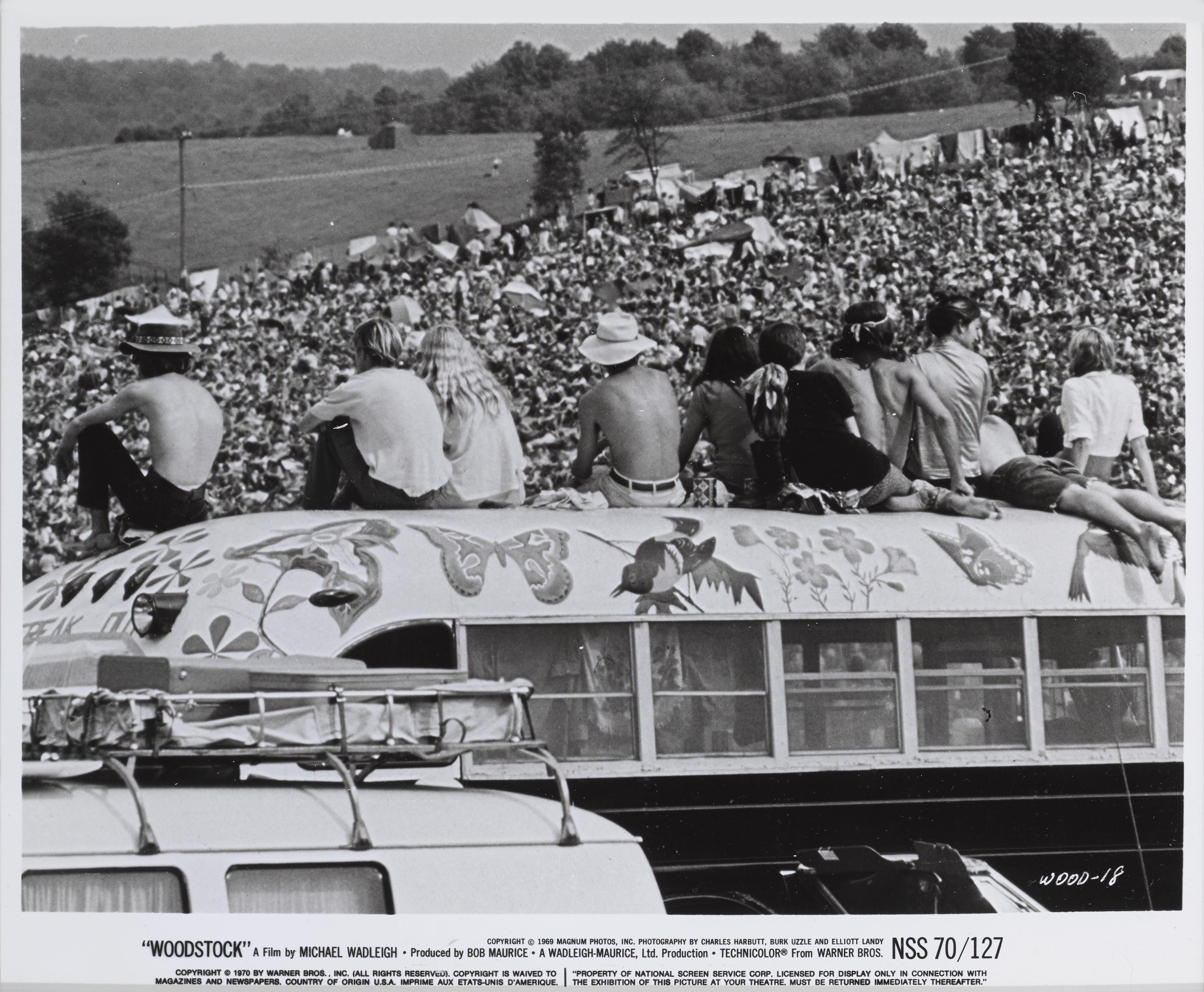 Original US-Fotoproduktionsstandbild aus der Musikdokumentation Woodstoc von 1970. Unter der Regie von Michael Wadleigh wird das Konzert  war ein mit dem Oscar ausgezeichneter Dokumentarfilm, der die drei Tage der Rockmusik auf brillante Weise