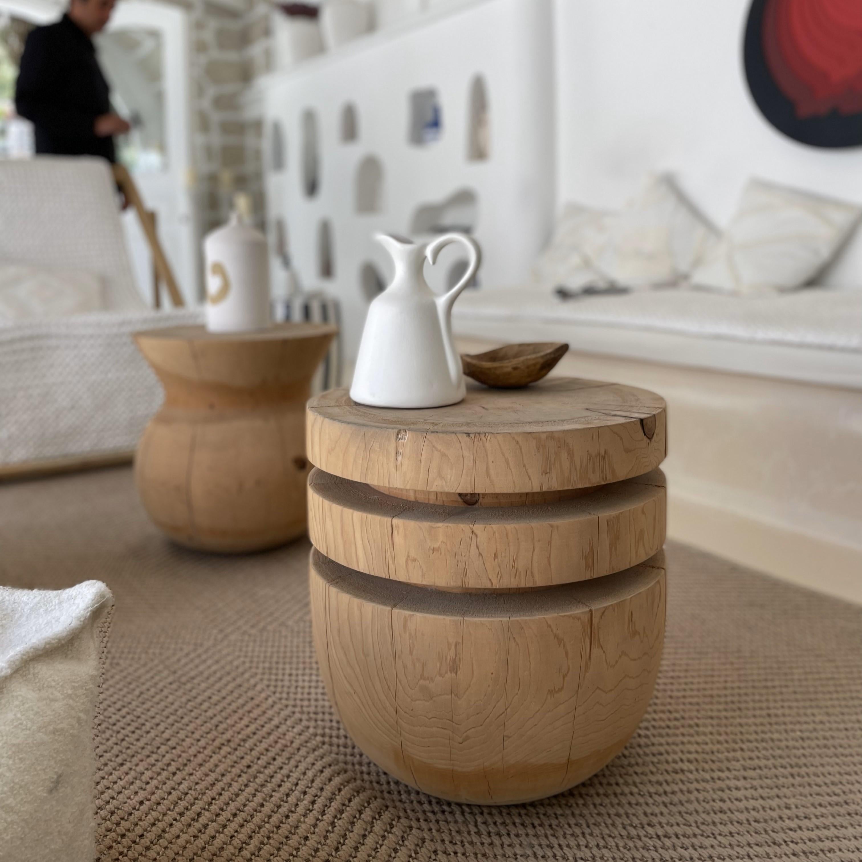 Turc Table d'appoint / tabouret en bois tourné à partir d'un bloc de cèdre Bookworm en vente