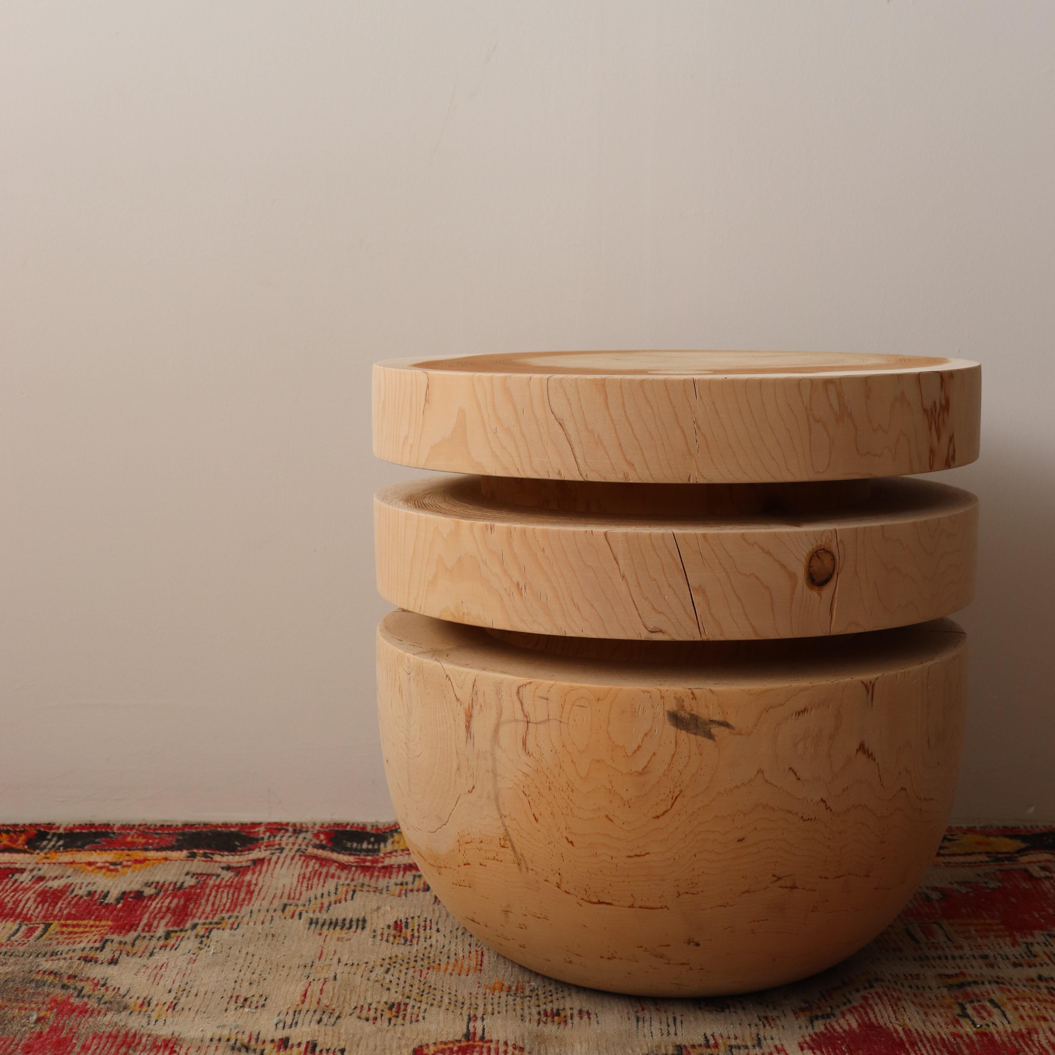 Fait main Table d'appoint / tabouret en bois tourné à partir d'un bloc de cèdre Bookworm en vente