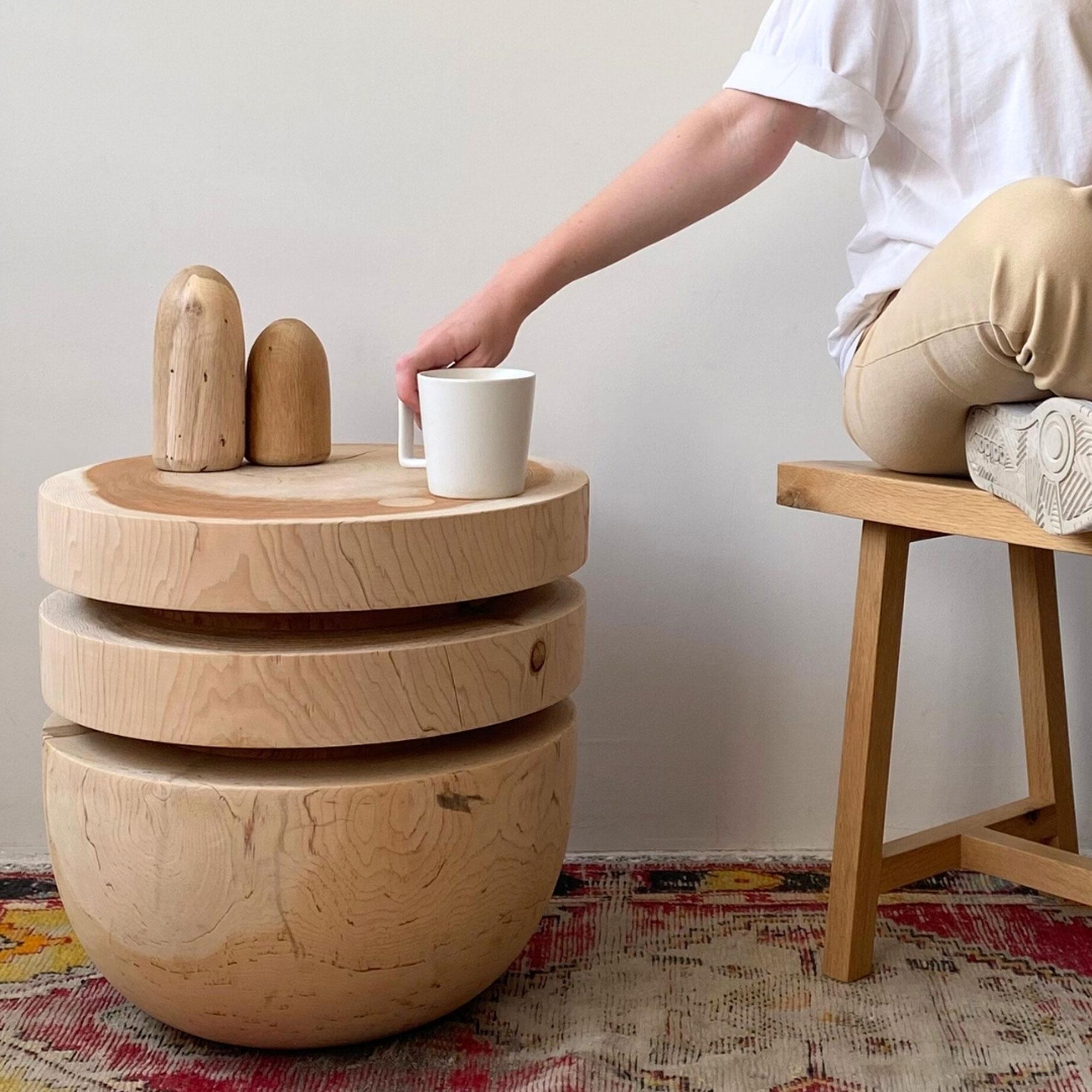 Table d'appoint / tabouret en bois tourné à partir d'un bloc de cèdre Bookworm Neuf - En vente à Orlando, FL