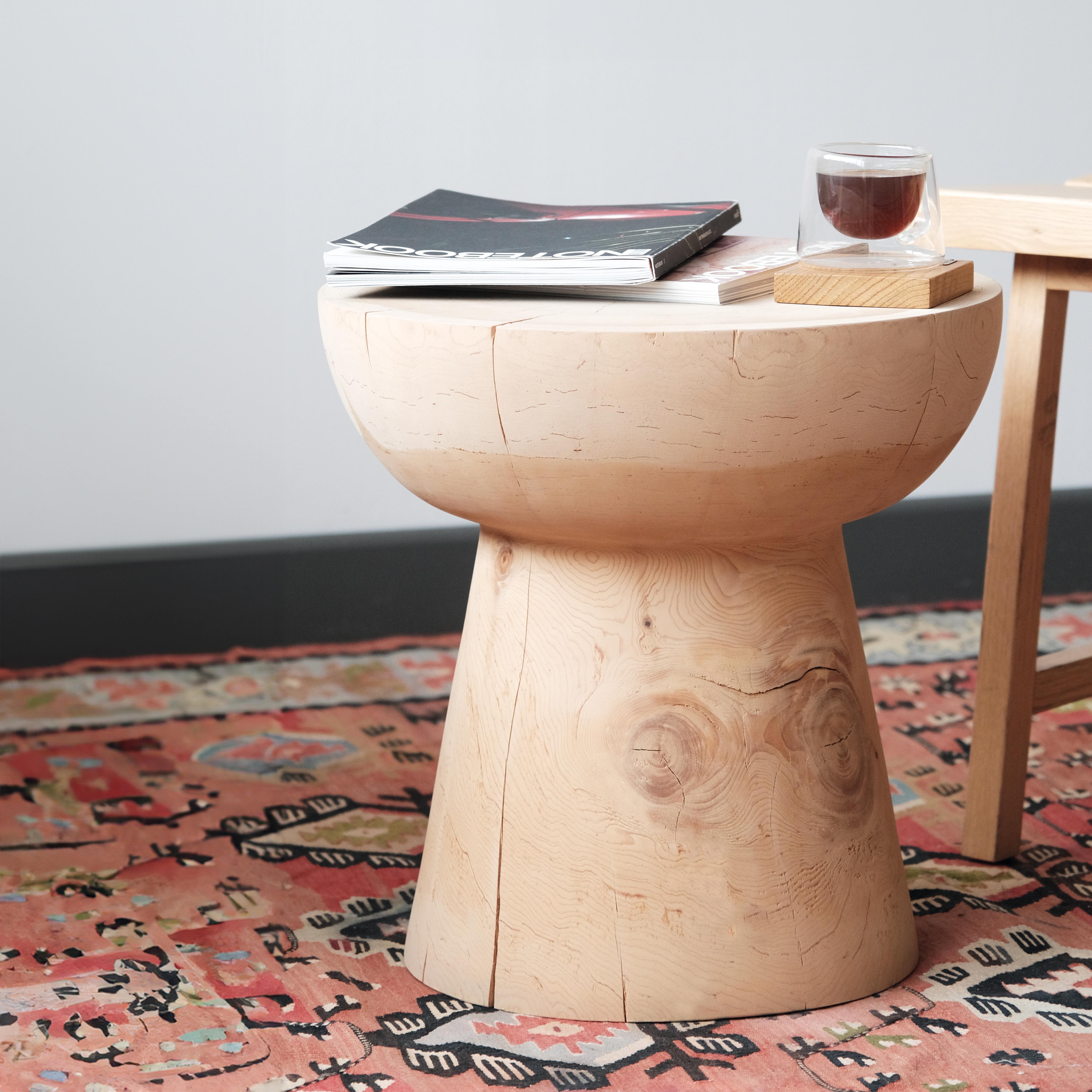 -Avec son corps en cèdre d'un seul bloc qui est produit par le tournage du bois, il peut être utilisé comme table de chevet, table d'appoint, table basse ou tabouret dans votre chambre à coucher et vos espaces. 
-La texture du bois de cèdre massif