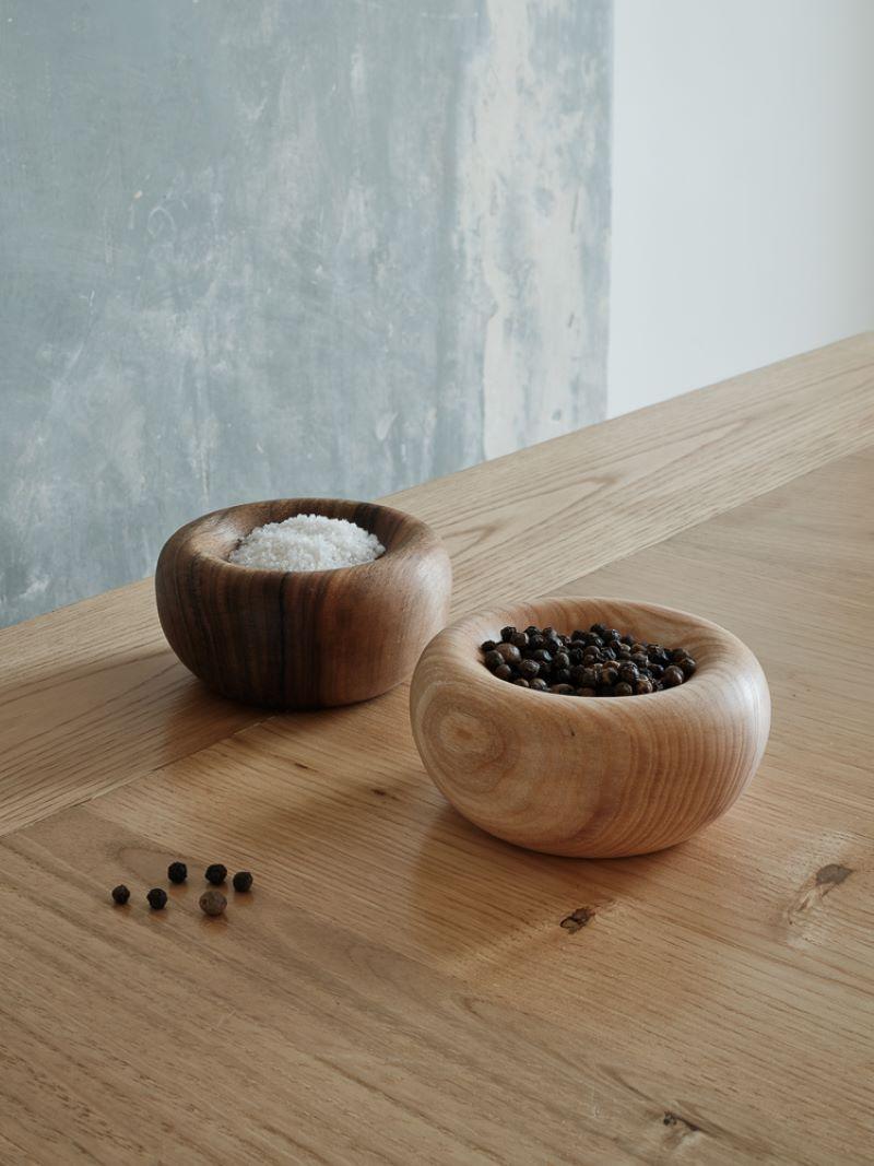 With their generous shapes, these small ash or walnut bowls will be perfect for accommodating your spices. Imagined by OROS Edition, they were turned by Baptiste André, craftsman based in the Jura.

Protected by oil, they are suitable for food