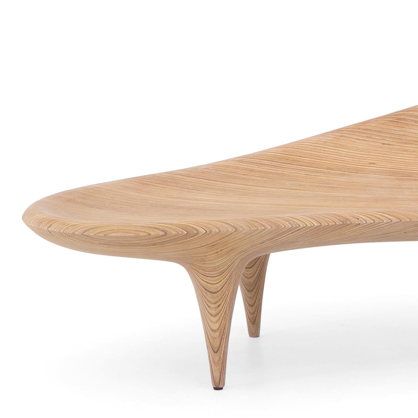 Bench woodvein lines with solid hand carved
eucalyptus wood, hand-polished wood in natural
finish. Bench with 4 feets. Solid wood include 
movement, cracks and changes in wood conditions, 
this is the essential characteristic of natural solid