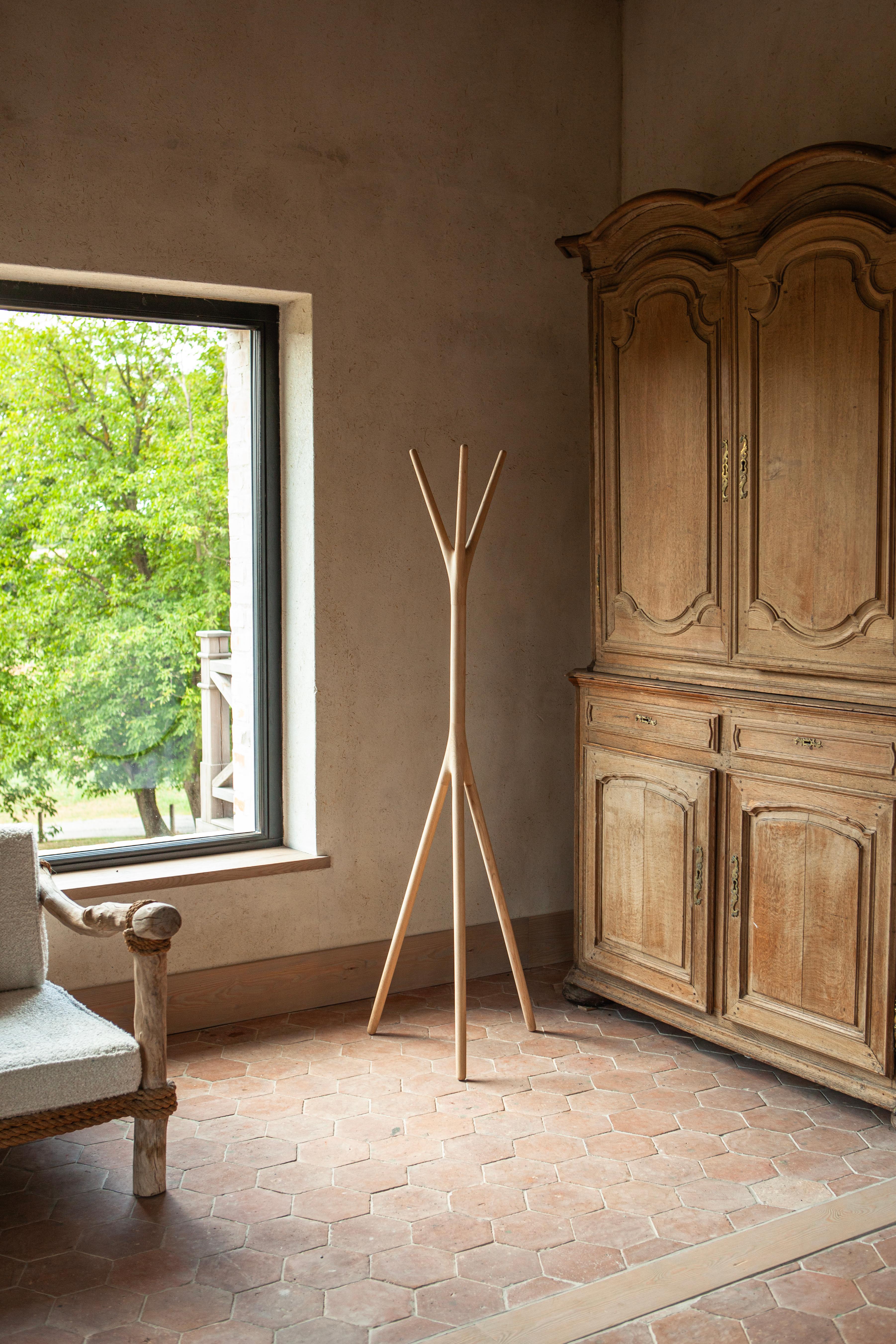 Woody Kleiderbügel - Natural Oak (21. Jahrhundert und zeitgenössisch) im Angebot