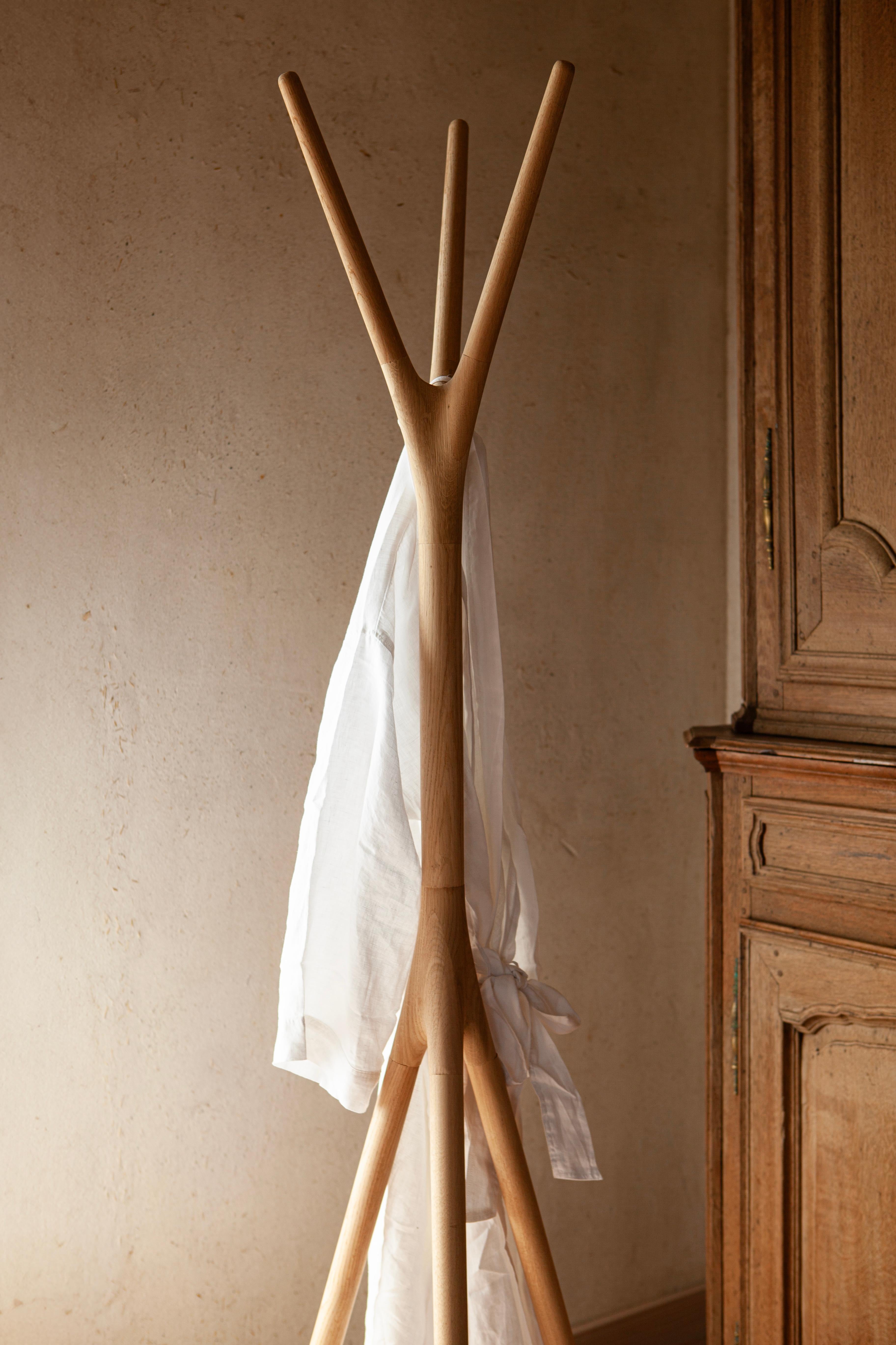 Woody Kleiderbügel - Natural Oak (Eichenholz) im Angebot