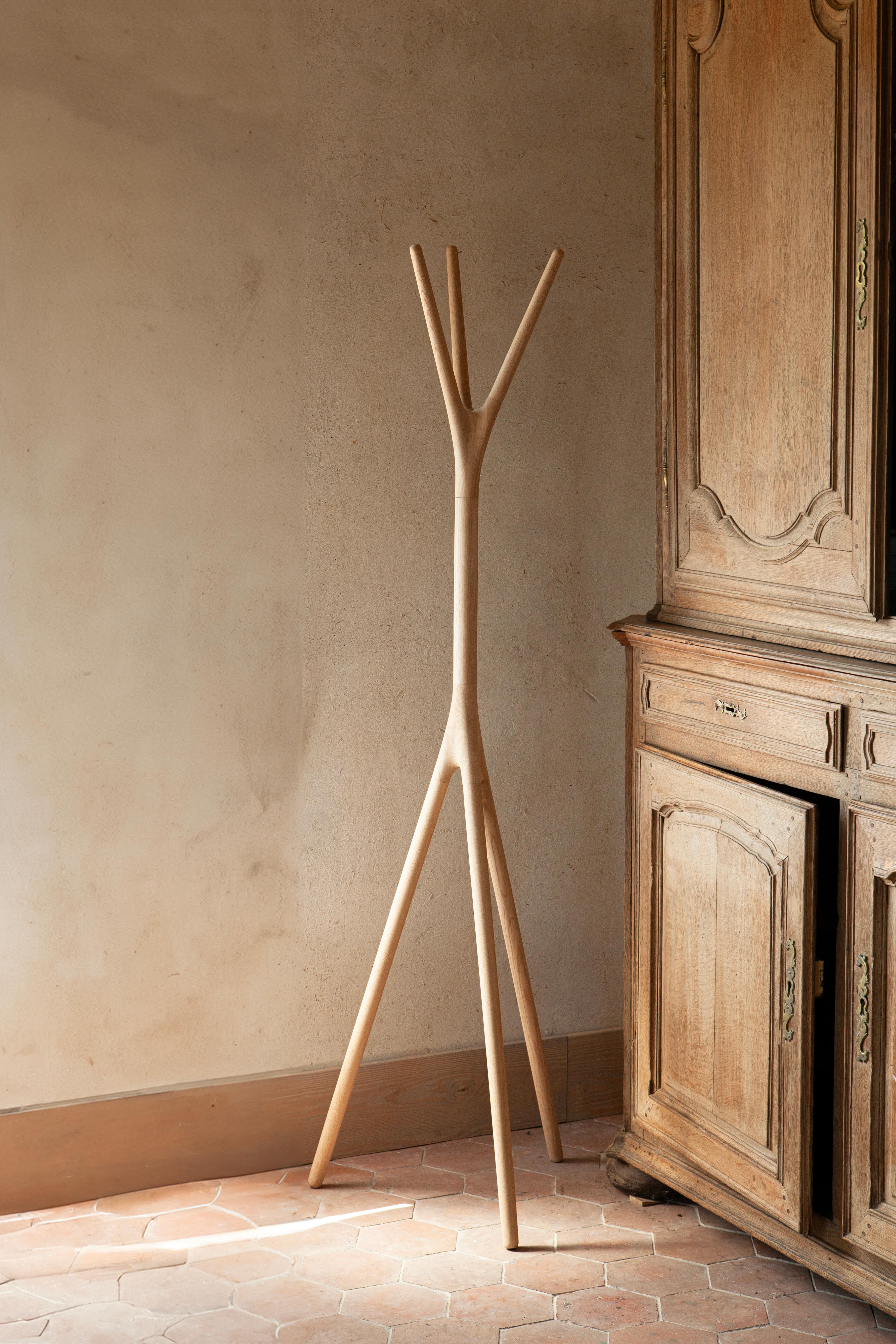With its sculptural, branching form, the Woody Hanger offers a refined blend of function and simplicity. Crafted from solid oak wood, it stands freely with visual lightness and stability, serving as both a practical piece and a quiet statement in