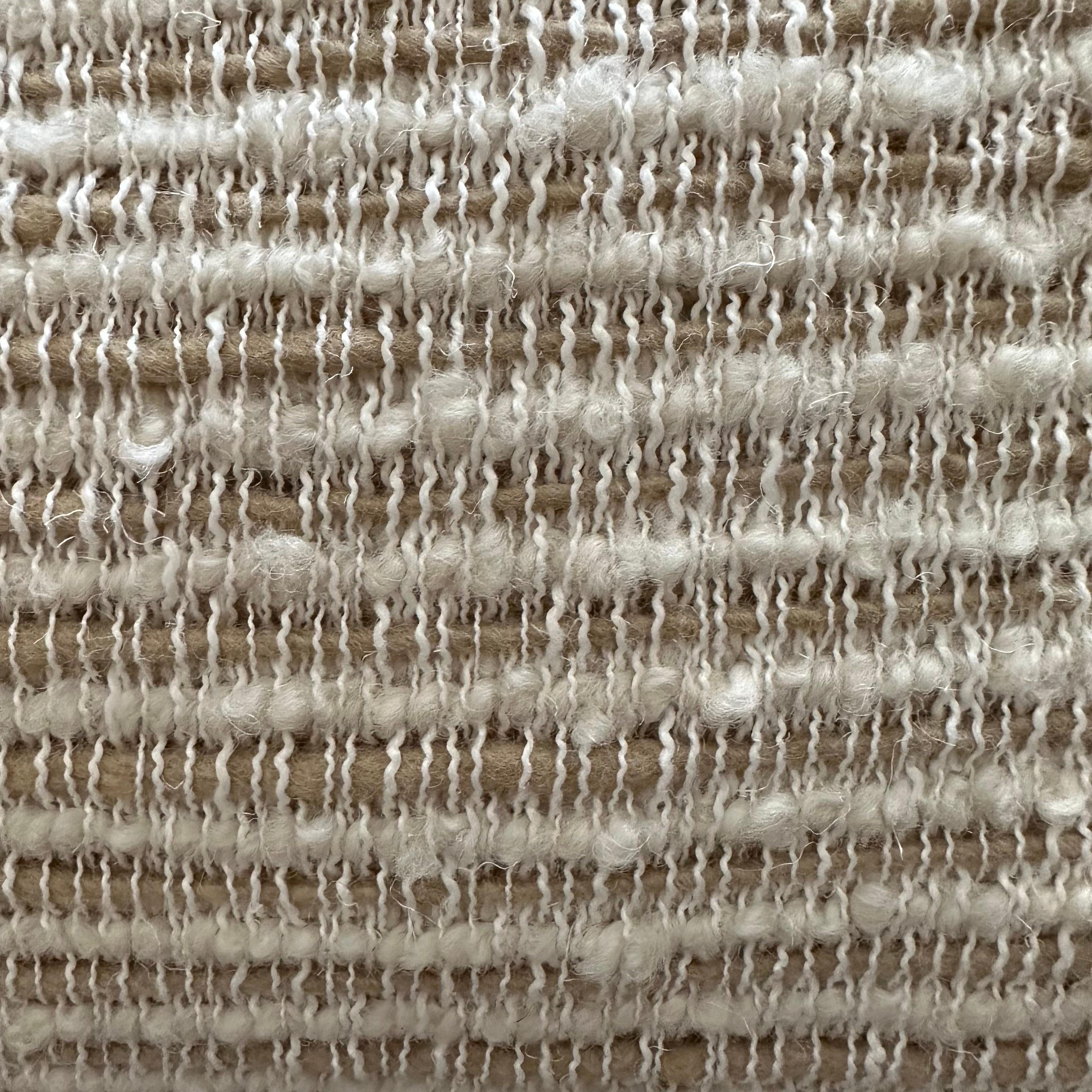 XXIe siècle et contemporain Oreiller d'appoint en laine et lin avec garniture en plumes de duvet en vente