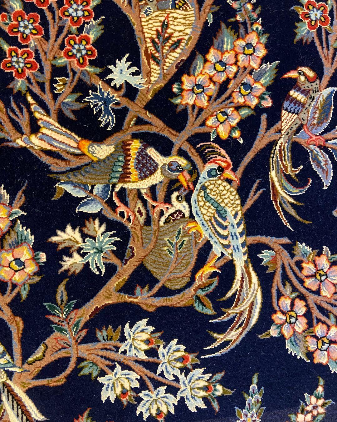 Tapis persan Animalia en laine et soie, Indigo, Rose, Bleu, Brown, Jaune, 3 x 5 en vente 3