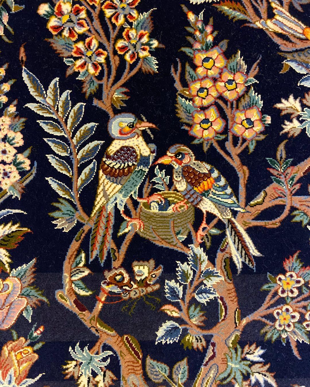 Tapis persan Animalia en laine et soie, Indigo, Rose, Bleu, Brown, Jaune, 3 x 5 en vente 4