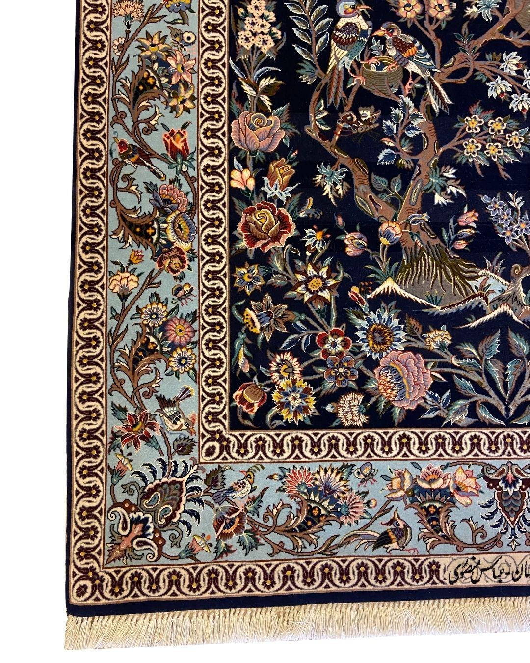 Ce tapis persan animalier en laine et soie de couleur indigo, rose, bleu, marron et jaune, mesurant 3' x 5', est un chef-d'œuvre du tissage persan, réalisé à Ispahan dans les années 1970 par le célèbre maître tisserand Mansouri. Avec une base de