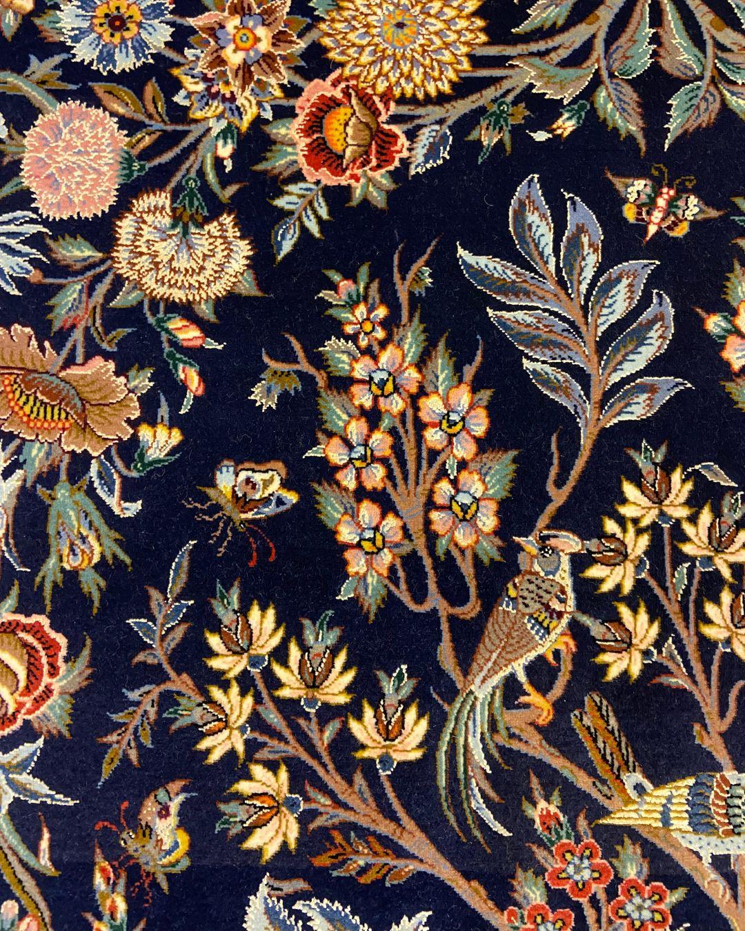 Laine Tapis persan Animalia en laine et soie, Indigo, Rose, Bleu, Brown, Jaune, 3 x 5 en vente