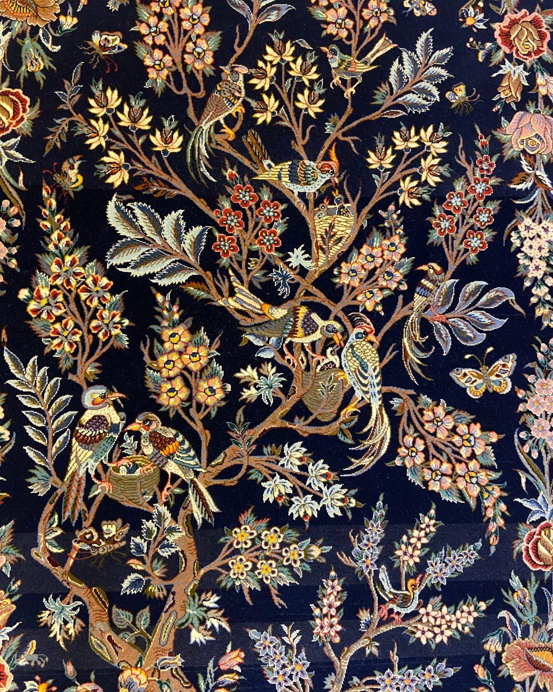 Tapis persan Animalia en laine et soie, Indigo, Rose, Bleu, Brown, Jaune, 3 x 5 en vente 1