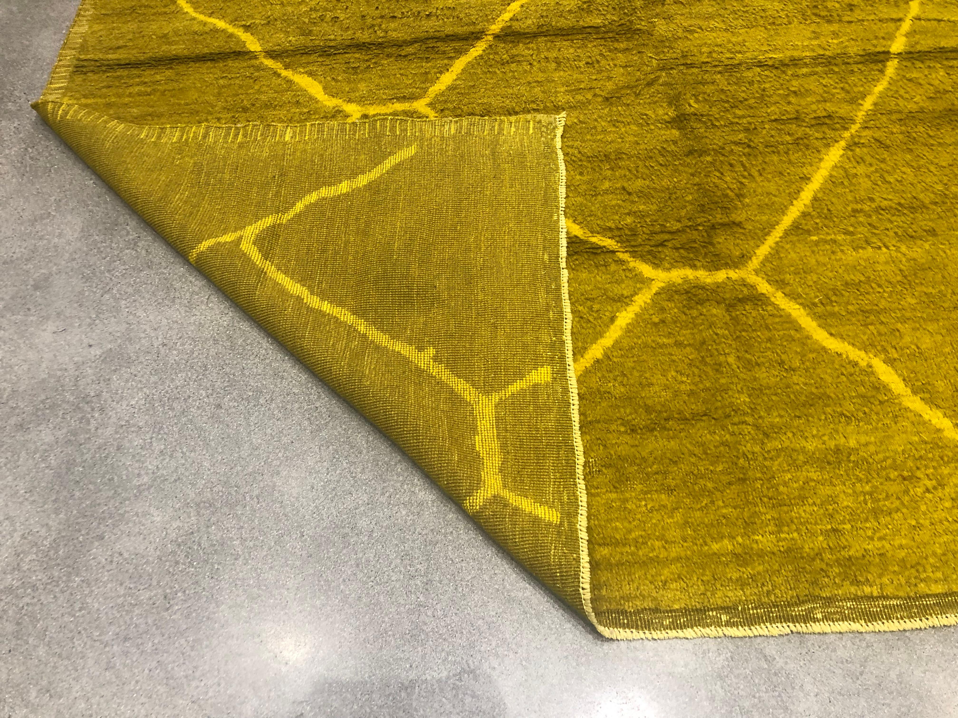 Ce pakistanais au design marocain est une combinaison de matériaux en laine et en soie. Son aspect surteint rend ce tapis luxuriant et riche, tout en étant suffisamment simple pour s'harmoniser facilement avec les meubles de votre espace. Ce tapis