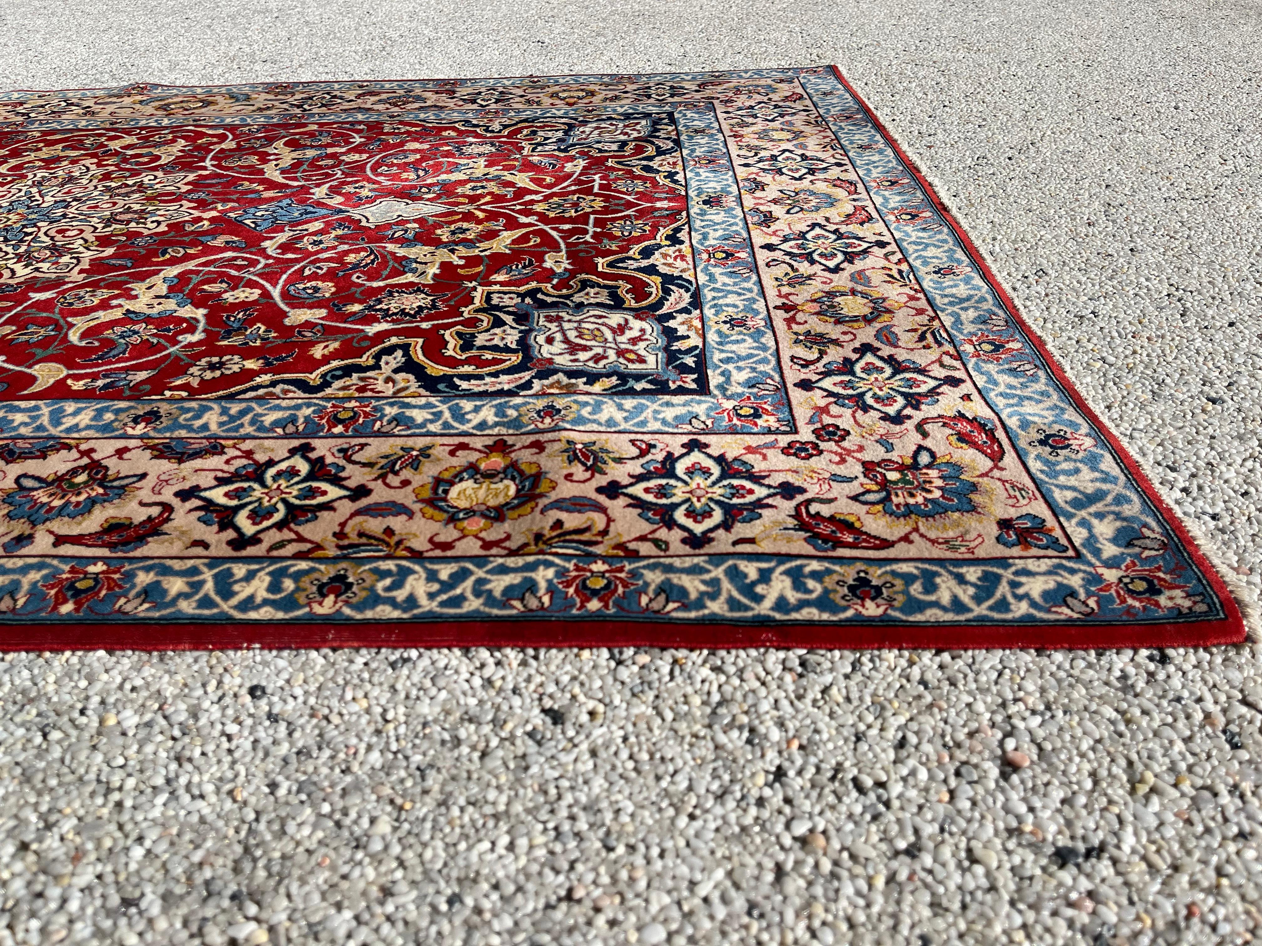 Wool And Silk Persian Isfahan Rug In Good Condition For Sale In RÉDING, FR