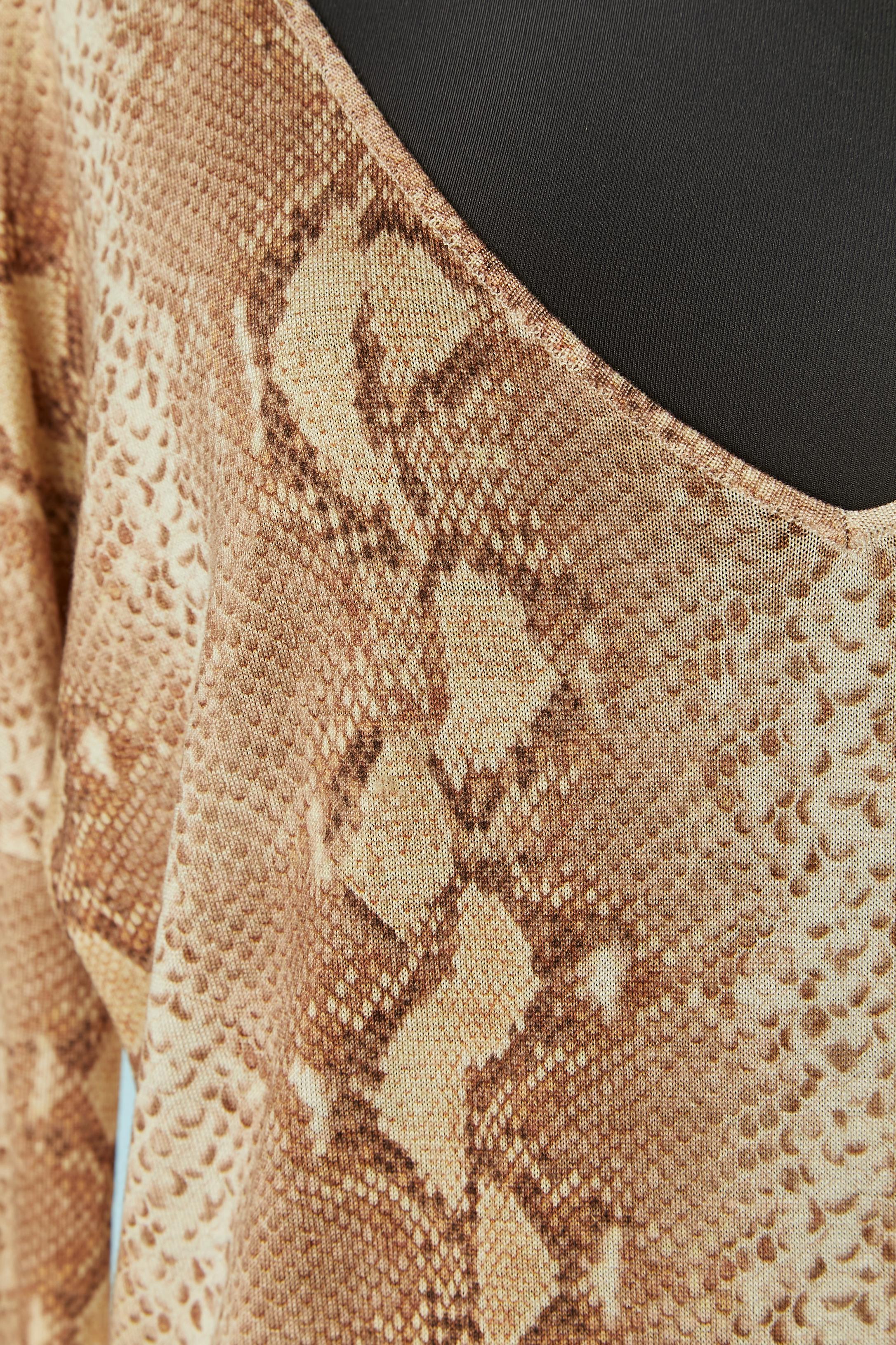Pull en laine et soie avec imprimé serpent. Composition du tricot : 70% laine, 30% soie. 
TAILLE L 