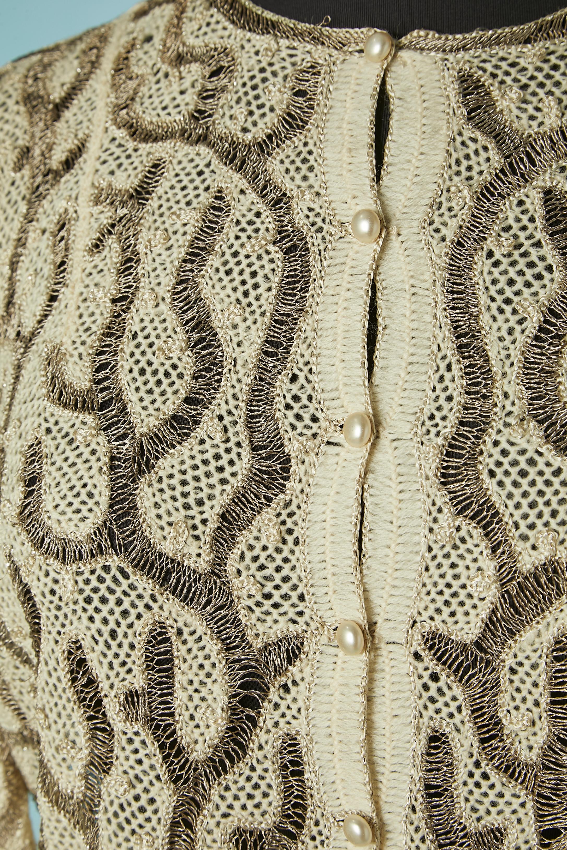 Wool and silver lurex knit cardigan with pearl button and buttonhole closure on the middle front. 
SIZE 38 (Fr) M 