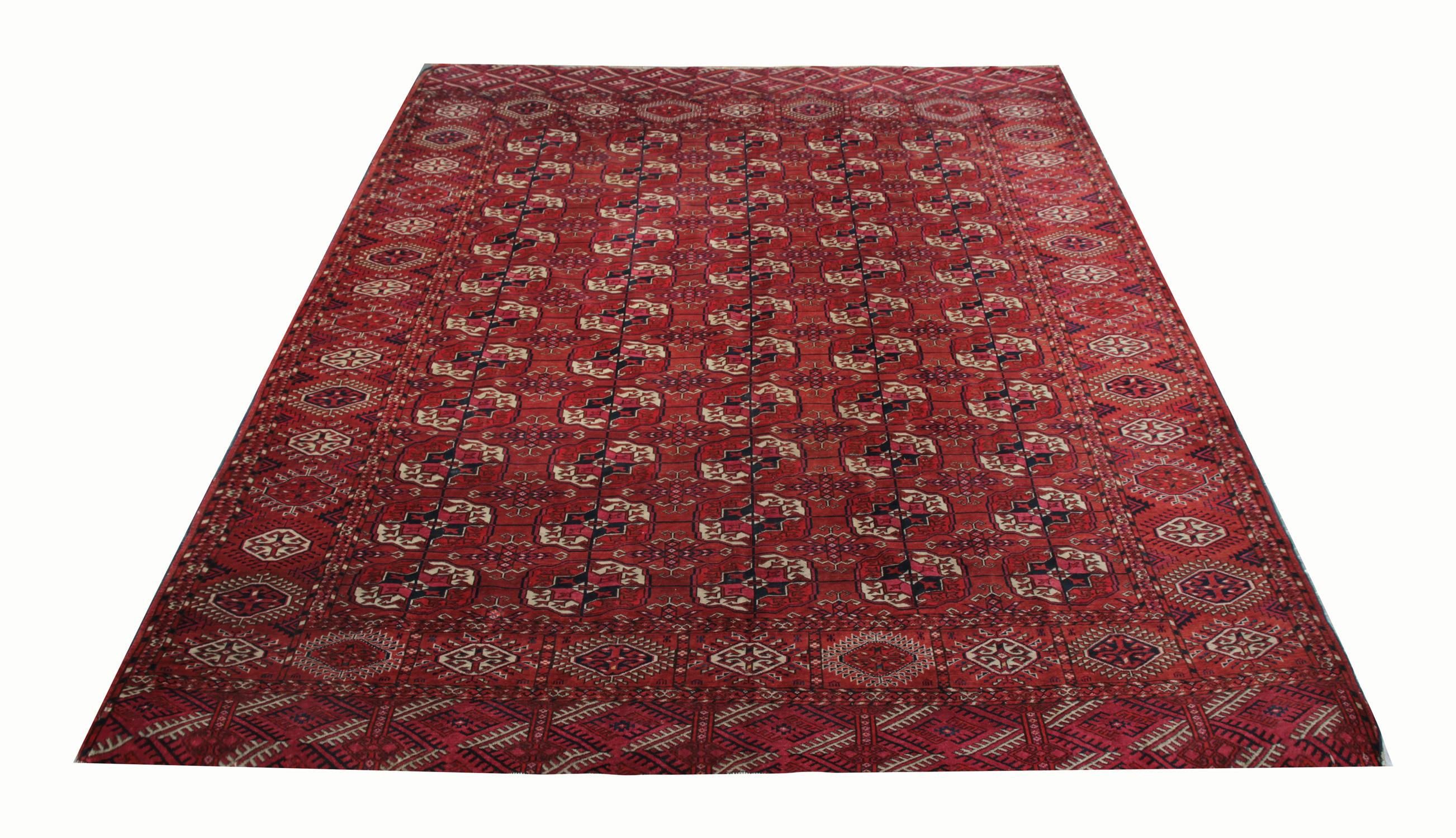 Dieser handgefertigte Teppich aus antiker turkmenischer Wolle wurde unter Verwendung traditioneller pflanzlicher Färbemittel von turkmenischen Stammesangehörigen handgefertigt. Dieser Teppich ist überwiegend rot und hat ein sich wiederholendes