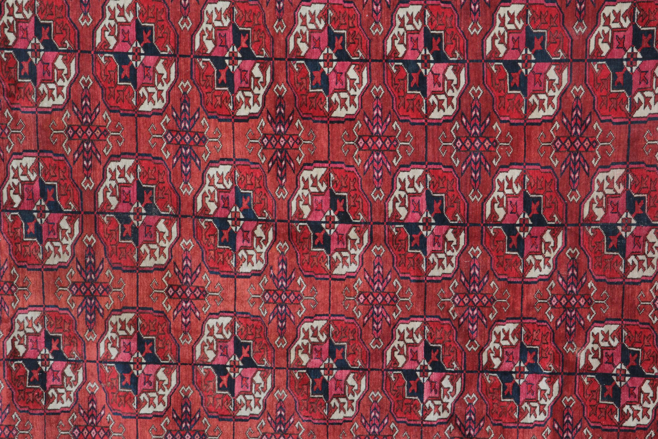Handgefertigter antiker Teppich aus Wolle, geometrischer türkischer Tekke-Roter Orientteppich (Stammeskunst) im Angebot
