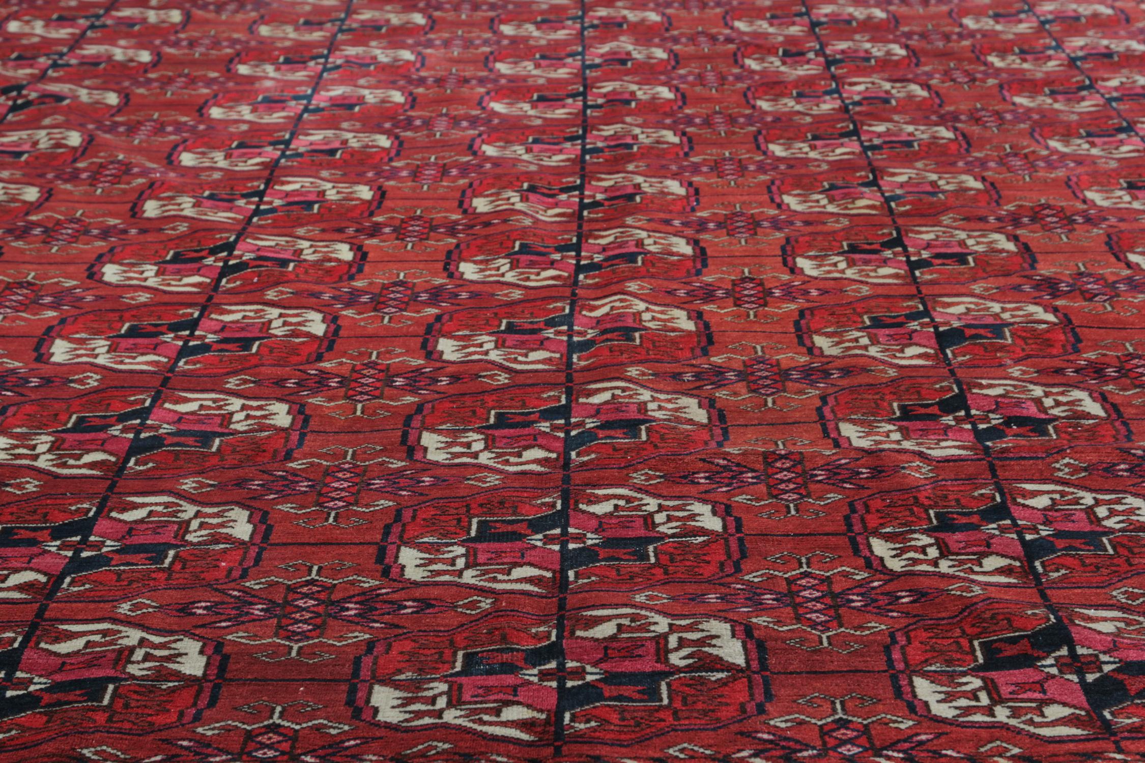 Handgefertigter antiker Teppich aus Wolle, geometrischer türkischer Tekke-Roter Orientteppich (Turkmenisch) im Angebot